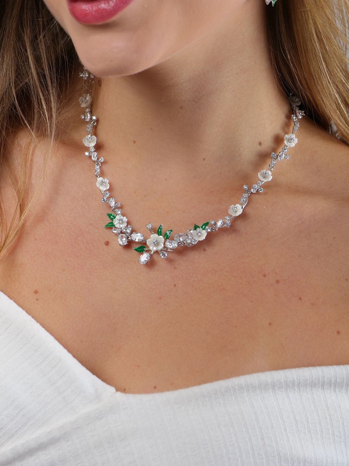 Colar Florescer com Zircônia Cristal com Madrepérola em Banho de Ródio Branco