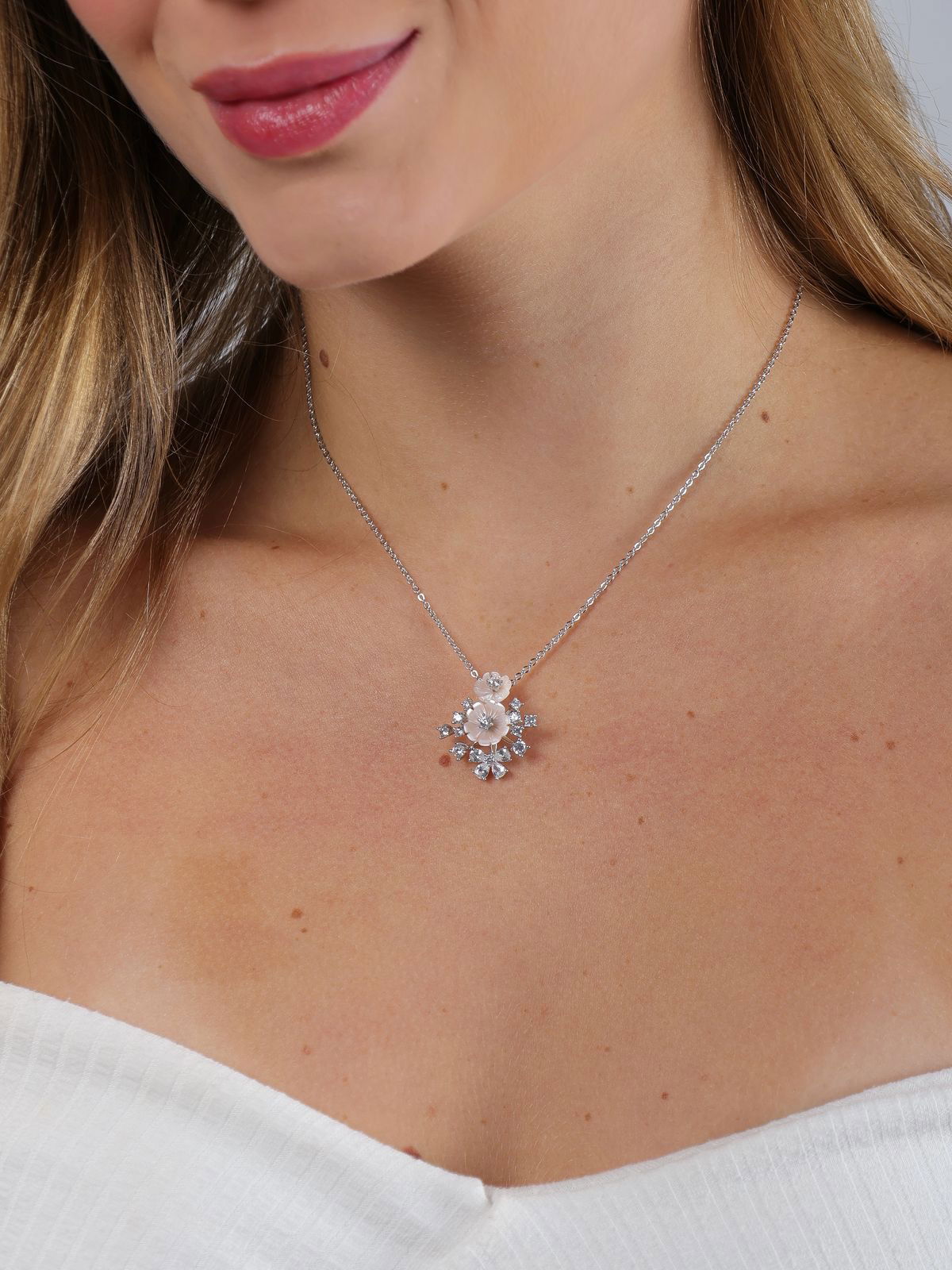 Colar Florescer com Zircônia Cristal com Madrepérola Rose em Banho de Ródio Branco