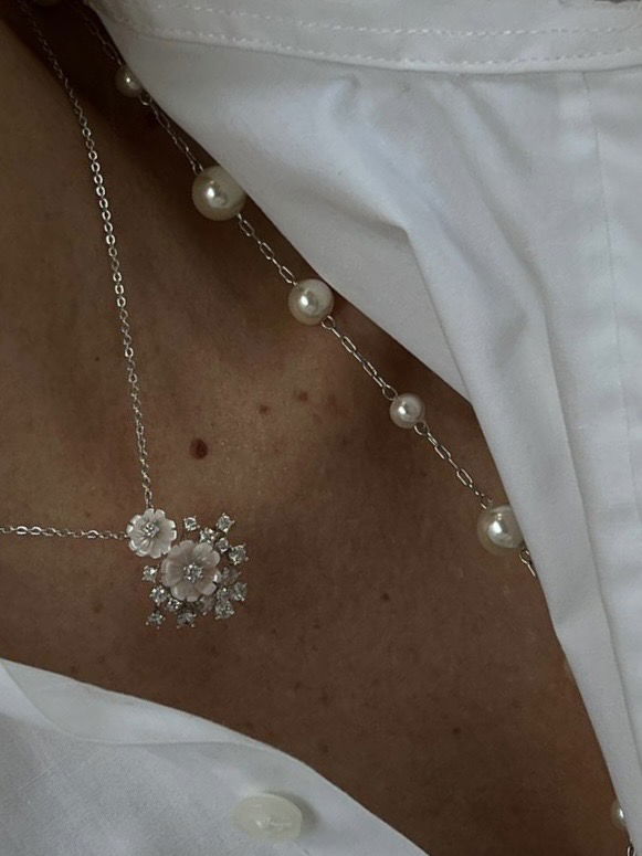 Colar Florescer com Zircônia Cristal com Madrepérola Rose em Banho de Ródio Branco