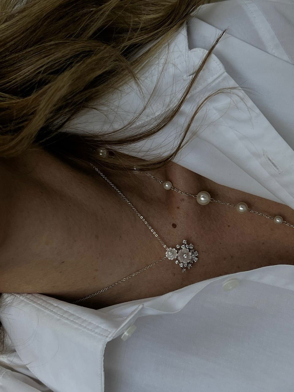 Colar Florescer com Zircônia Cristal com Madrepérola Rose em Banho de Ródio Branco