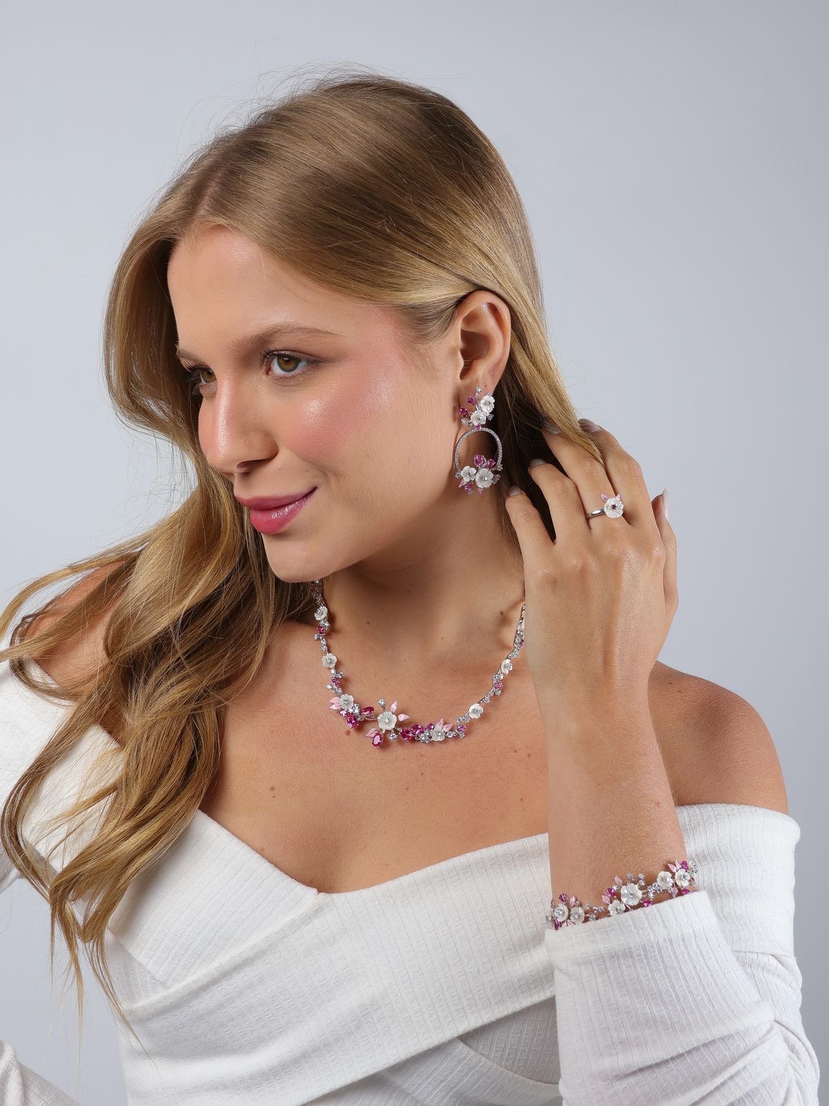 Colar Florescer com Zircônia Cristal e Pink com Madrepérola em Ródio Branco