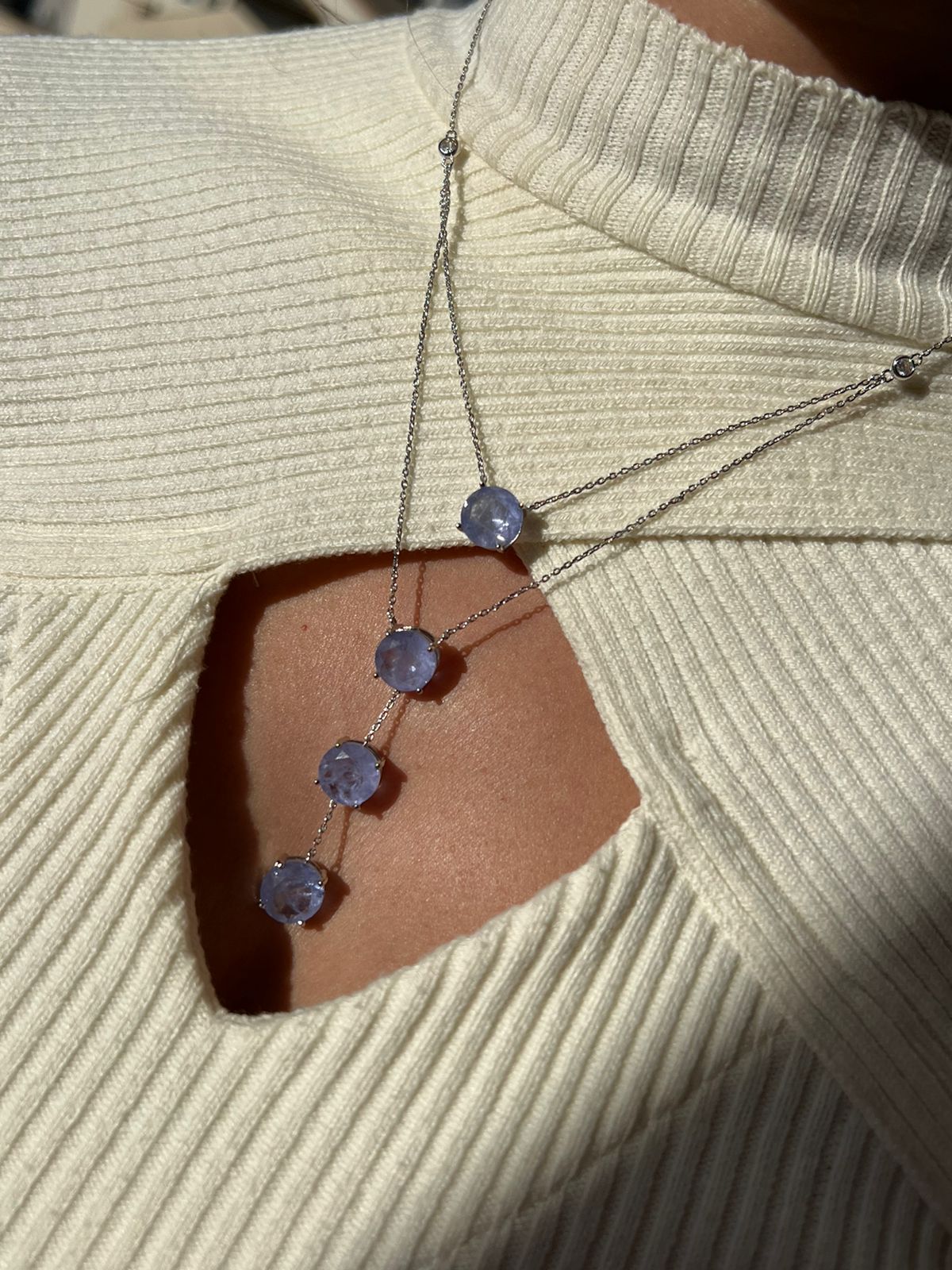 Colar Gravatinha com Zircônia Cristal e Fusion Lavanda em Banho de Ródio Branco