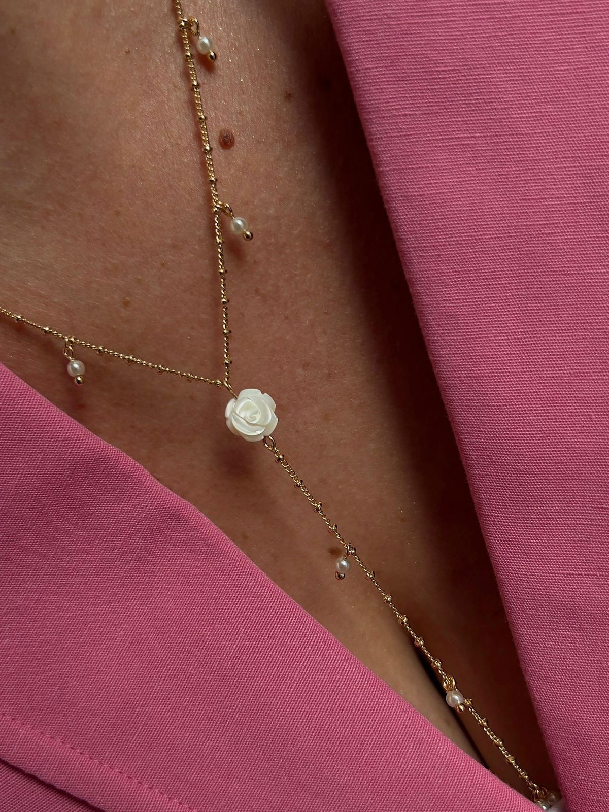 Colar Gravtinha com Rosinha Madrepérola e Mini Pérolas em Banho de Ouro