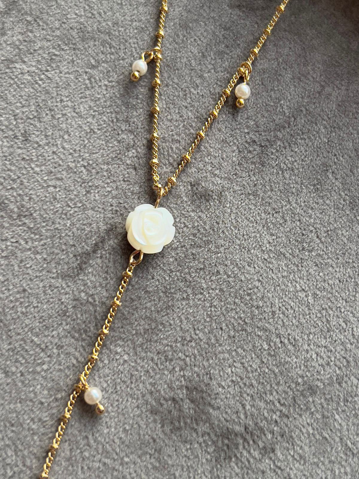 Colar Gravtinha com Rosinha Madrepérola e Mini Pérolas em Banho de Ouro