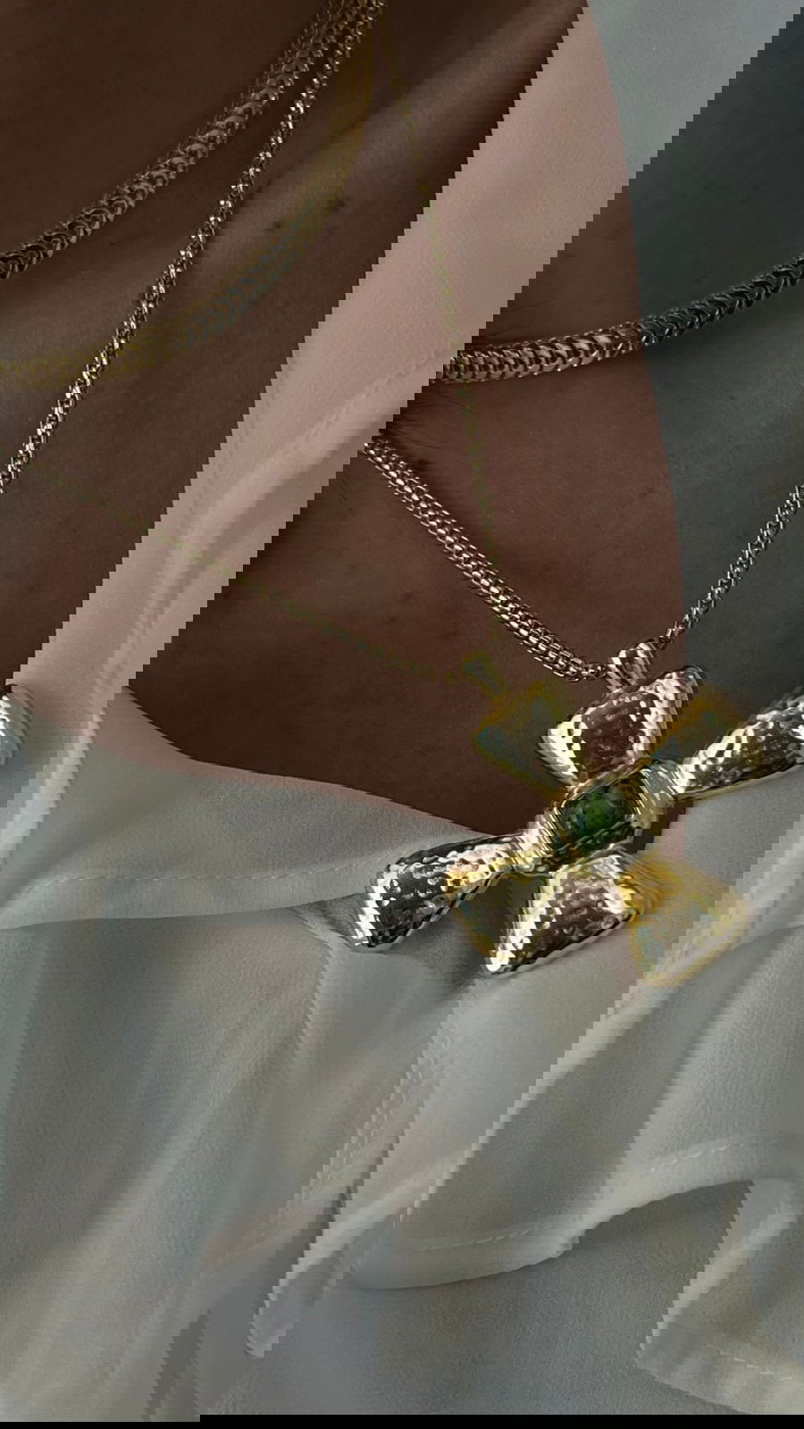 Colar Longo Cruz com Malaquita em Banho de Ouro