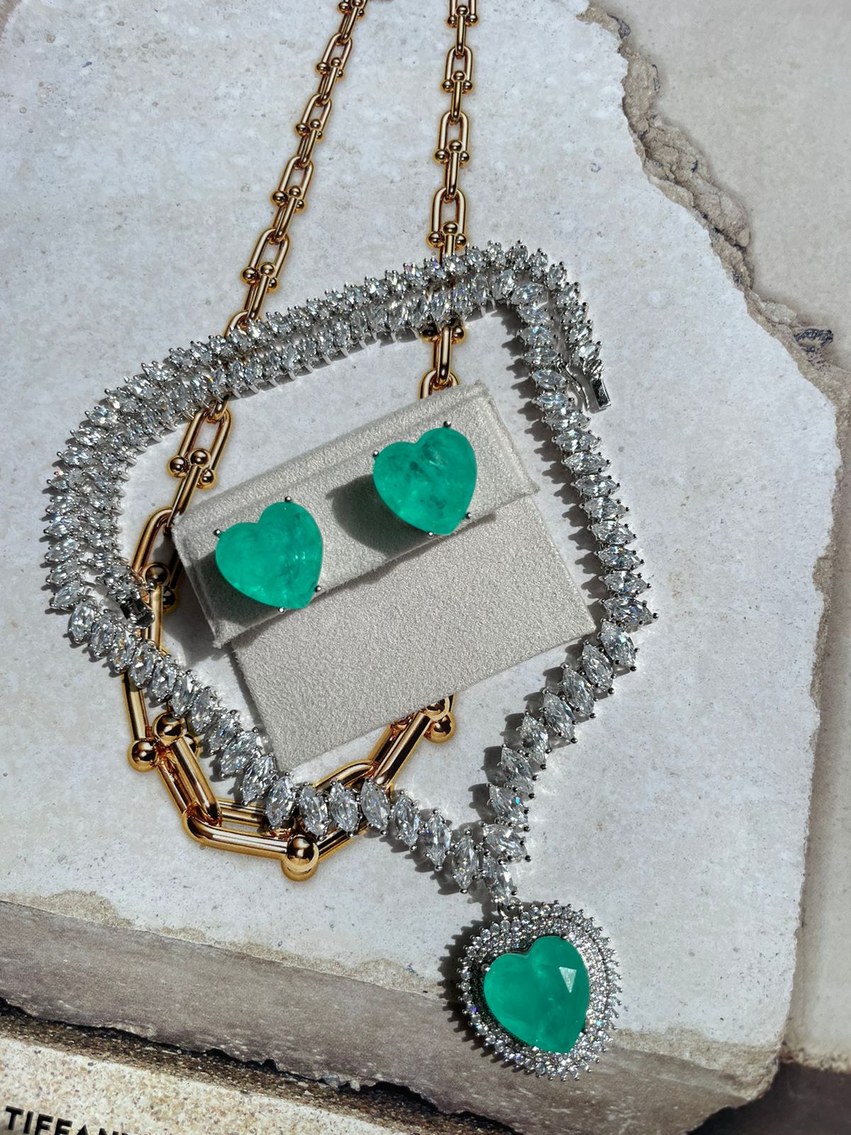 Colar Luxo com Coração Fusion Esmeralda Colombiana em Ródio Branco (Brinco é Brinde)!