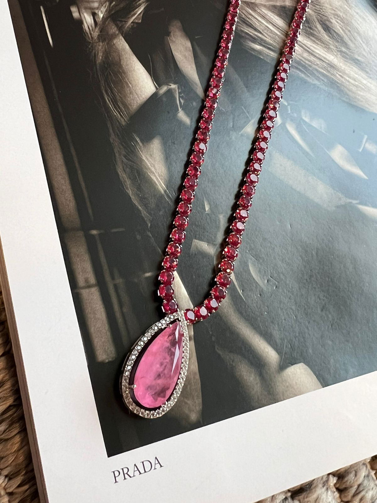 Colar Maleável com Zircônia Pink e a Fusion Rosa (Fecho Joia) em Banho de Ródio Branco