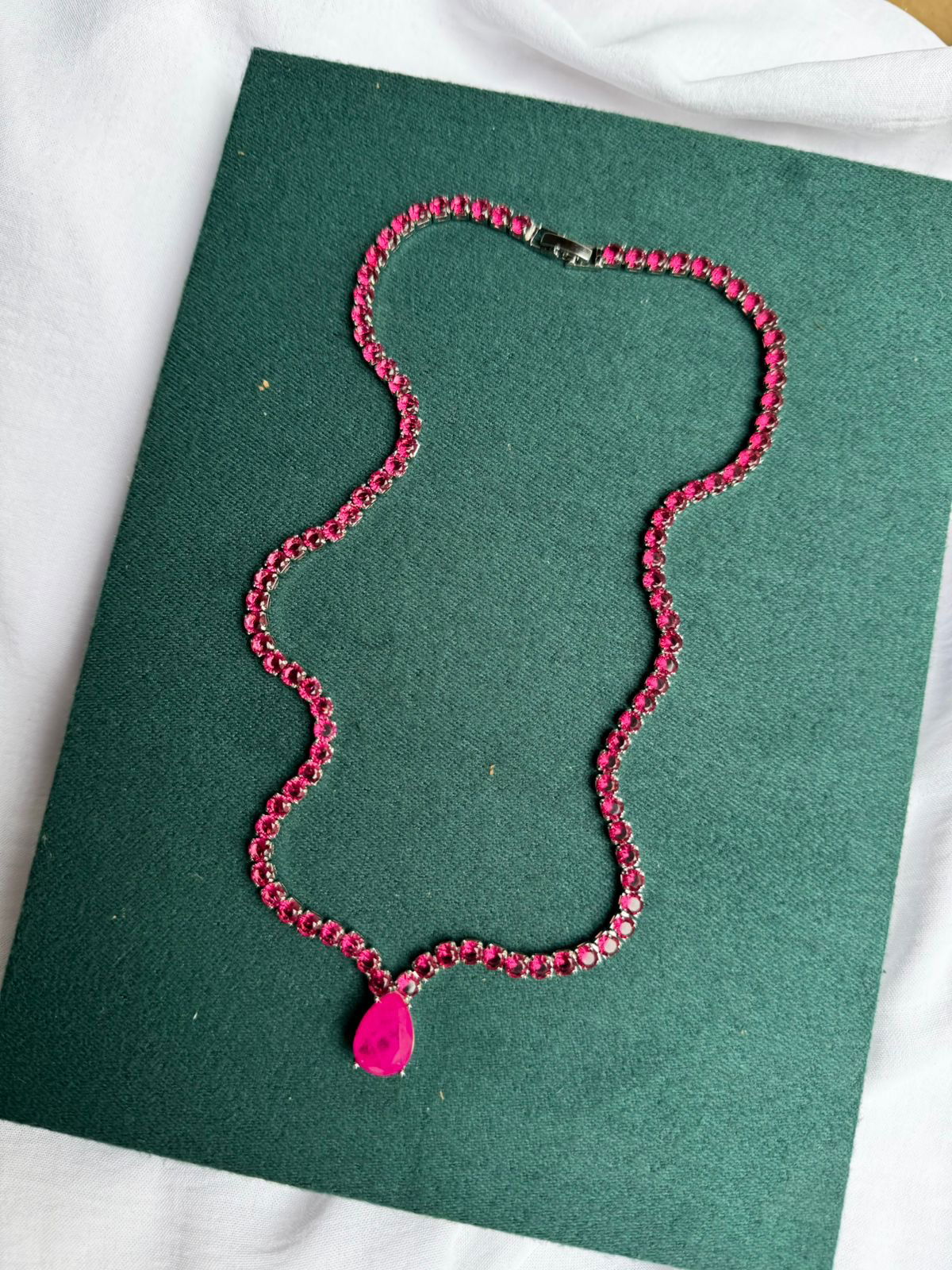 Colar Maleável com Zircônia Pink e Fusion ( Fecho Joia ) em Banho de Ródio Branco