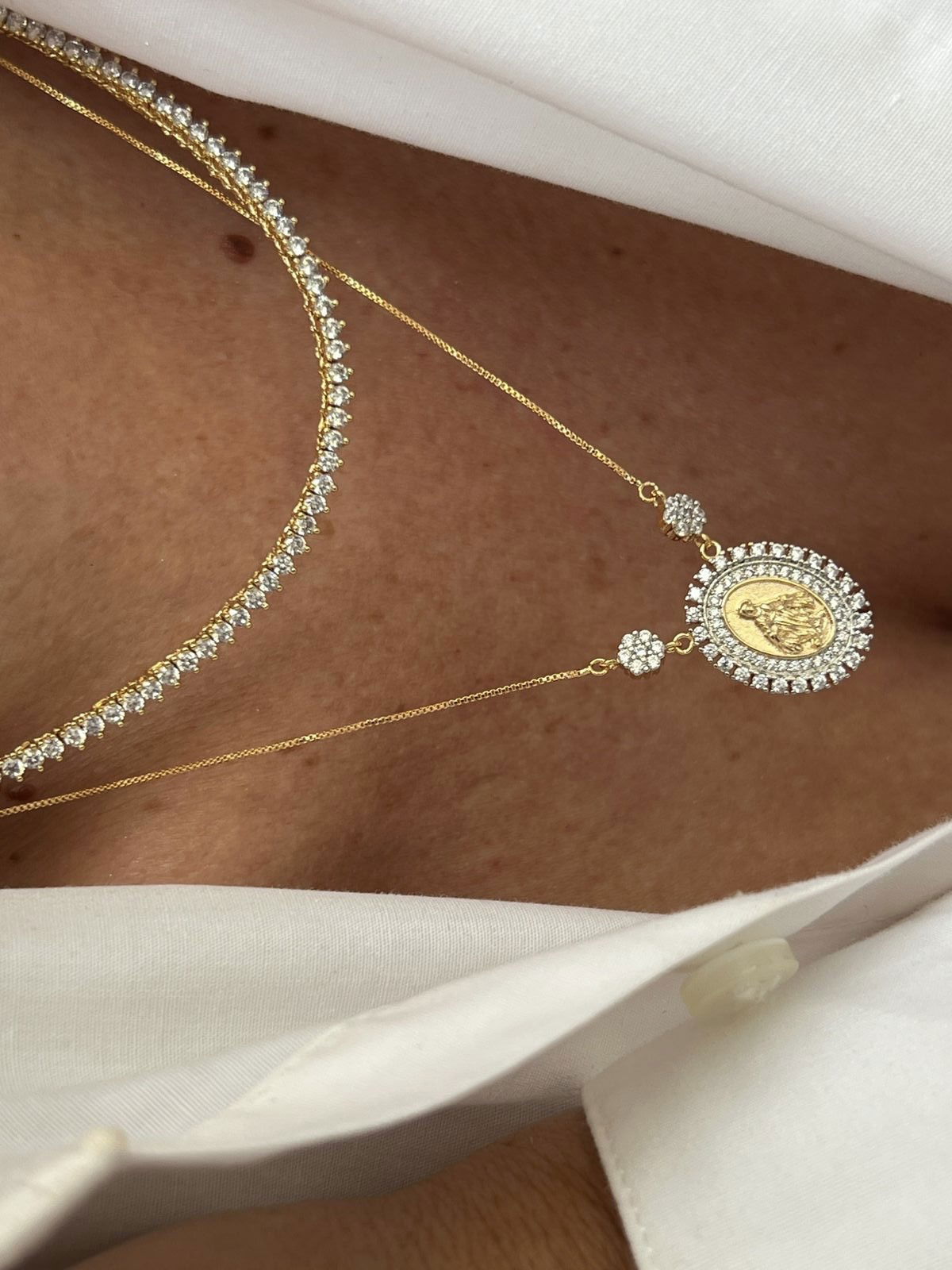 Colar Medalha Nossa Senhora das Graças com Zircônia Cristal em Banho de Ouro + Ródio Branco