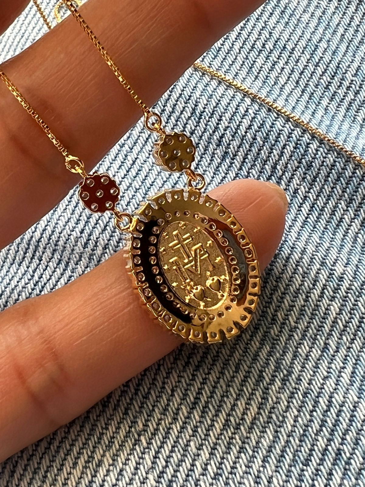 Colar Medalha Nossa Senhora das Graças com Zircônia Cristal em Banho de Ouro + Ródio Branco