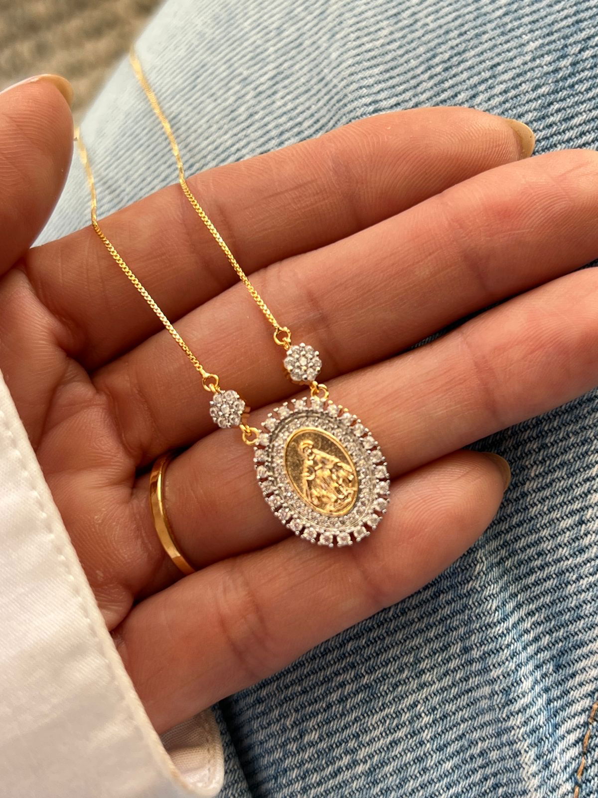 Colar Medalha Nossa Senhora das Graças com Zircônia Cristal em Banho de Ouro + Ródio Branco