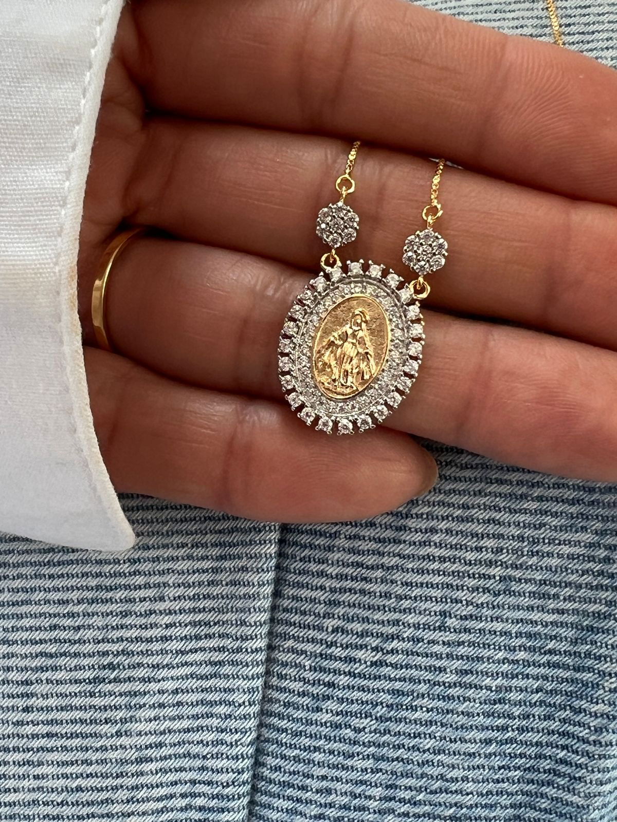 Colar Medalha Nossa Senhora das Graças com Zircônia Cristal em Banho de Ouro + Ródio Branco