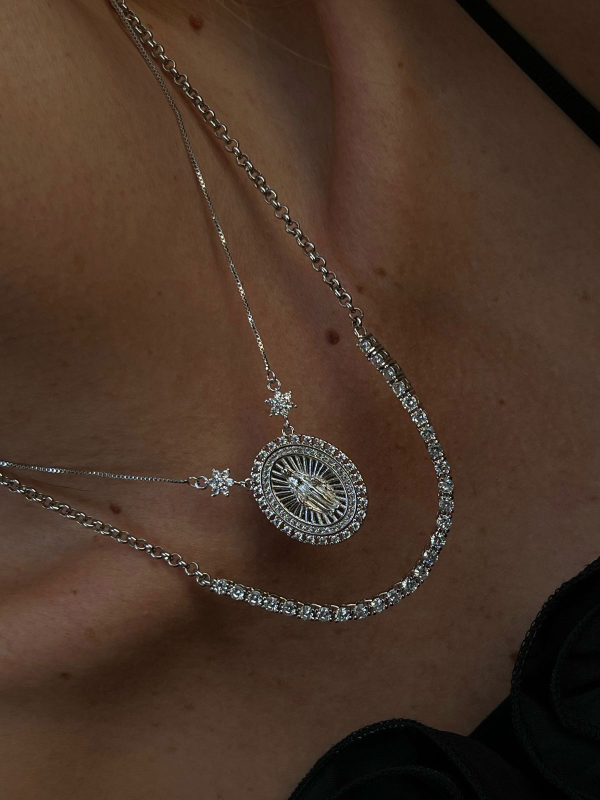 Colar Medalha Nossa Senhora das Graças com Zircônia Cristal em Banho de Ródio Branco