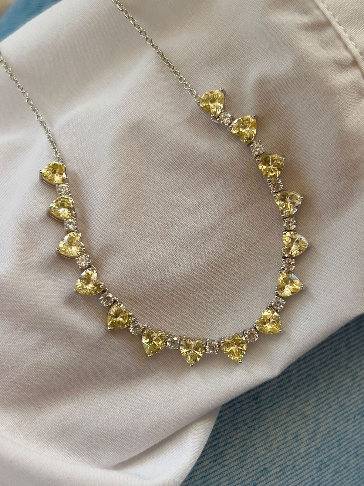 Colar Meia Riviera com Coração Citrino e Zircônia Cristal em Banho de Ródio Branco