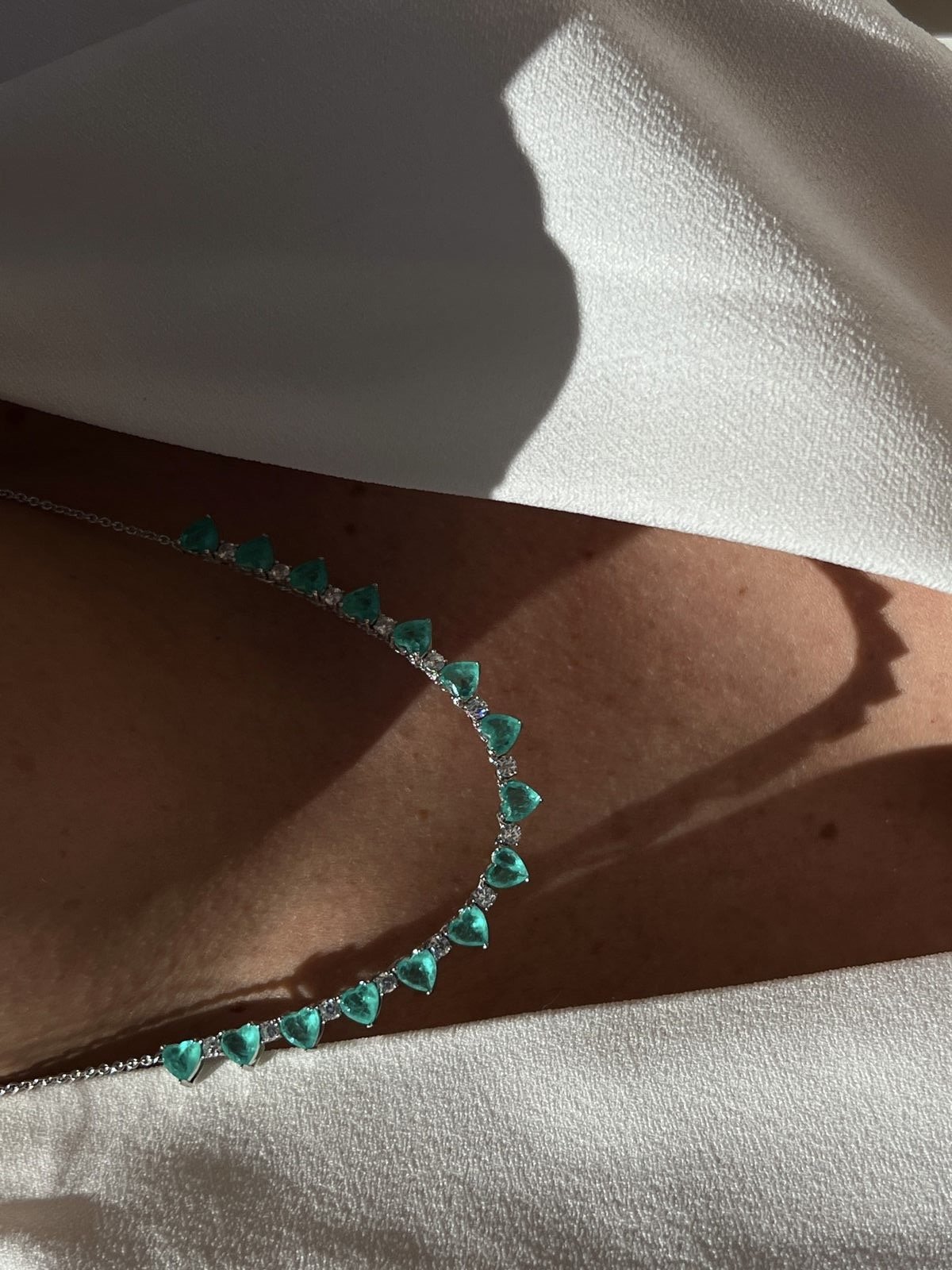 Colar Meia Riviera com Coração Fusion Esmeralda Colombiana e Zircônia Cristal em Banho de Ródio Branco