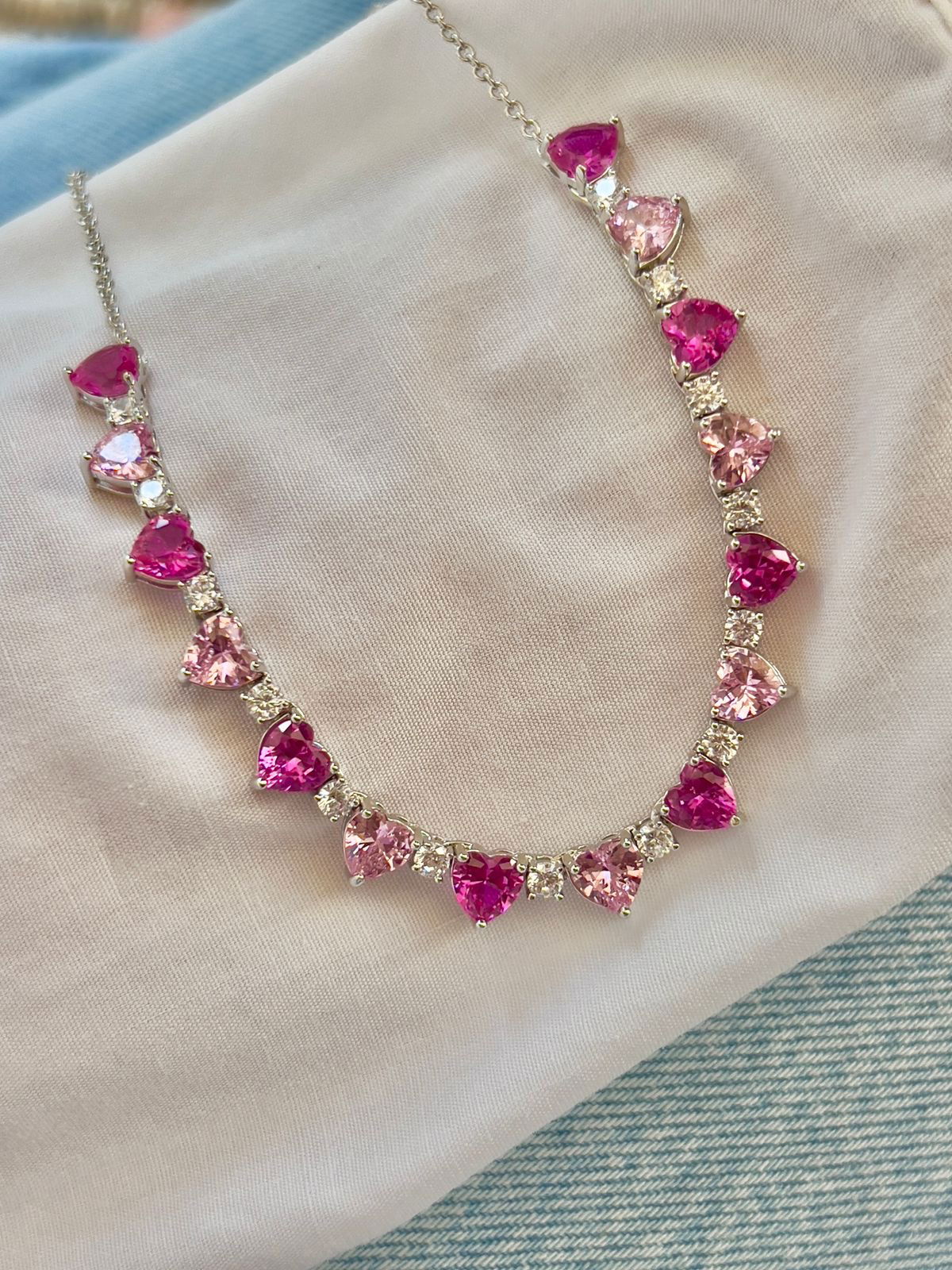 Colar Meia Riviera com Coração Pink e Zircônia Cristal em Banho de Ródio Branco