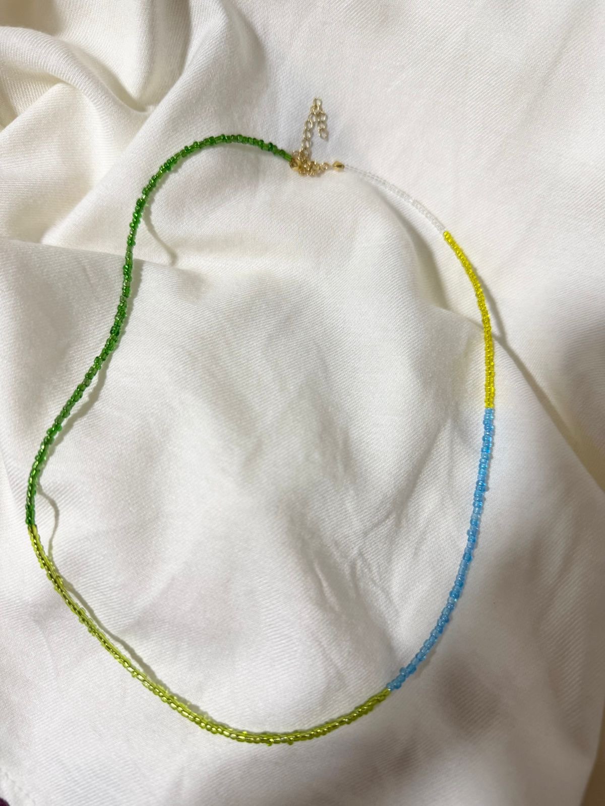Colar Miçanga Fino cores do Brasil Fio de Nylon em Banho de Ouro