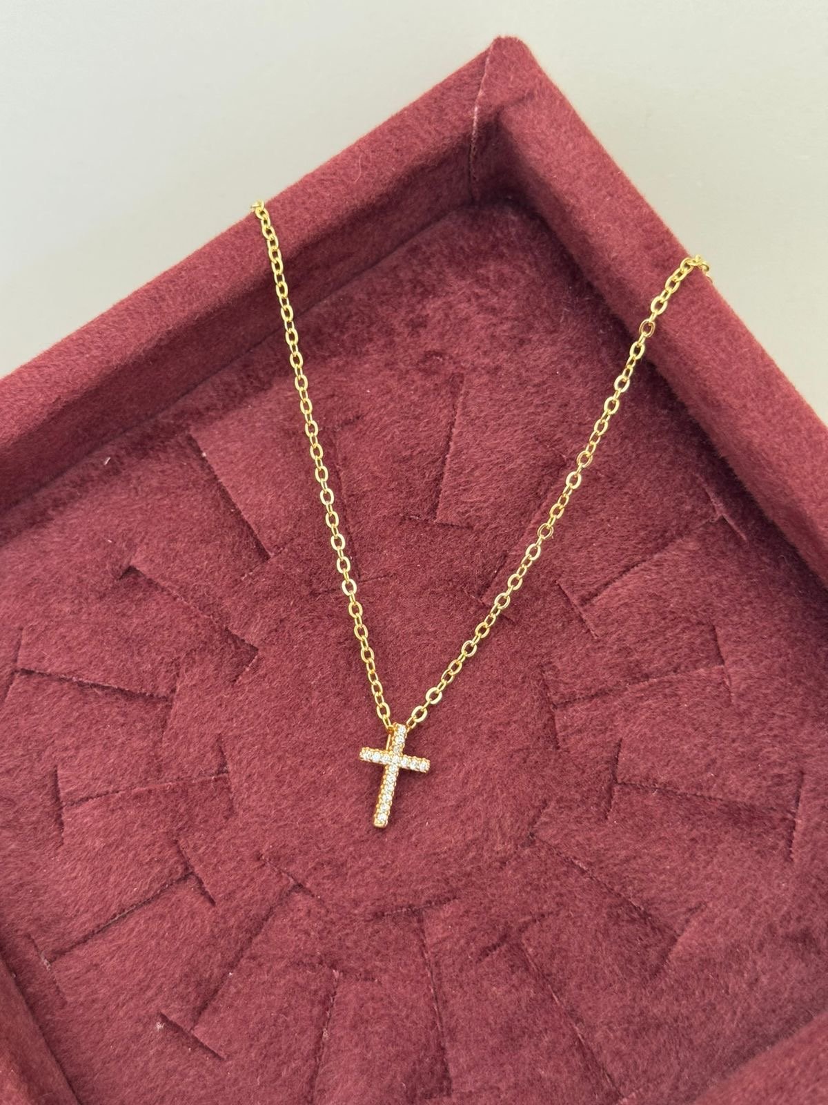 Colar Mini Cruz em Banho de Ouro