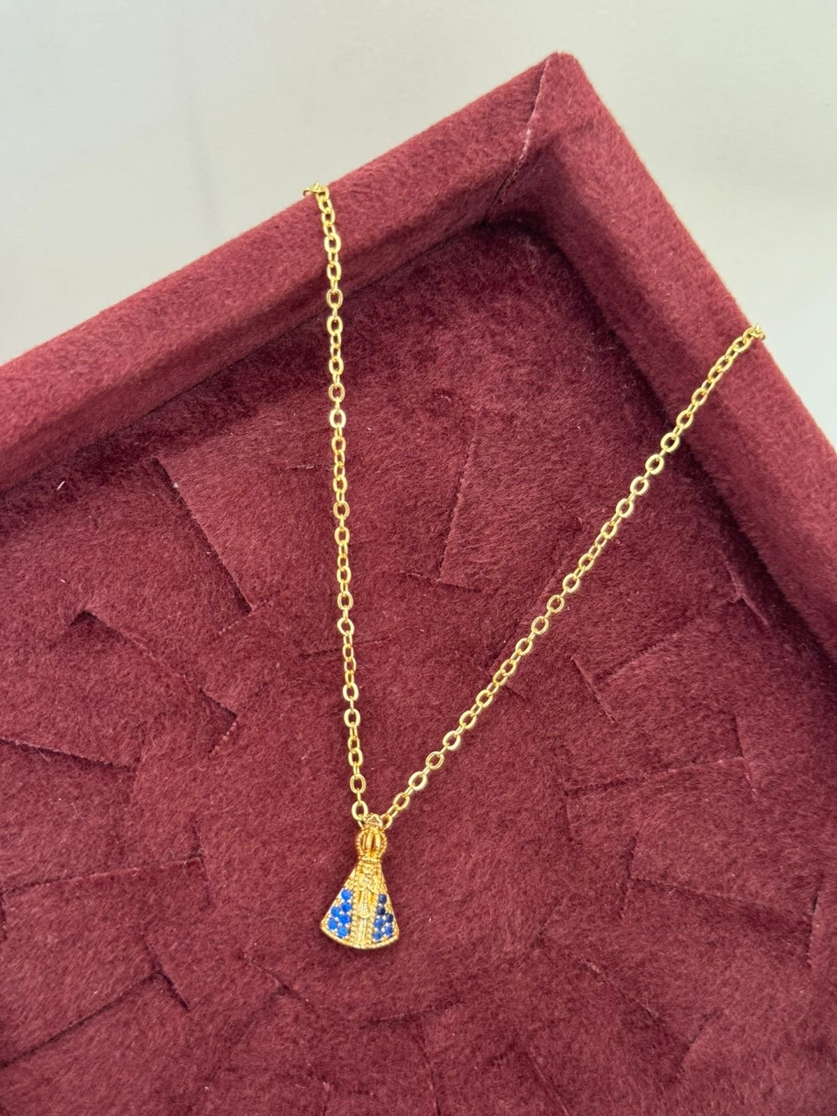 Colar Mini Nossa Senhora Aparecida com Zircônia Cristal e Azul em Banho de Ouro
