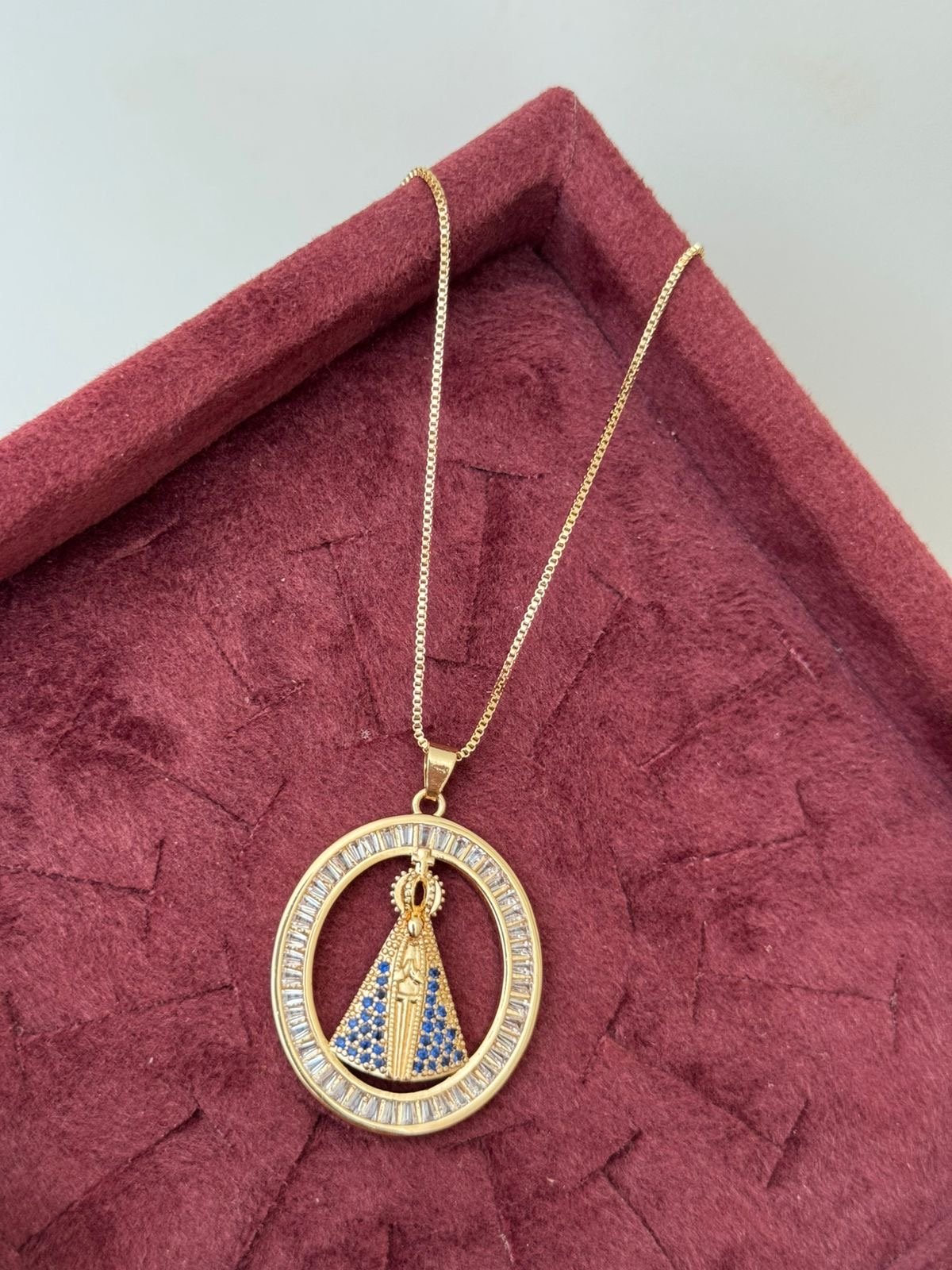 Colar Nossa Senhora Aparecida com Zircônia Cristal e Azul em Banho de Ouro