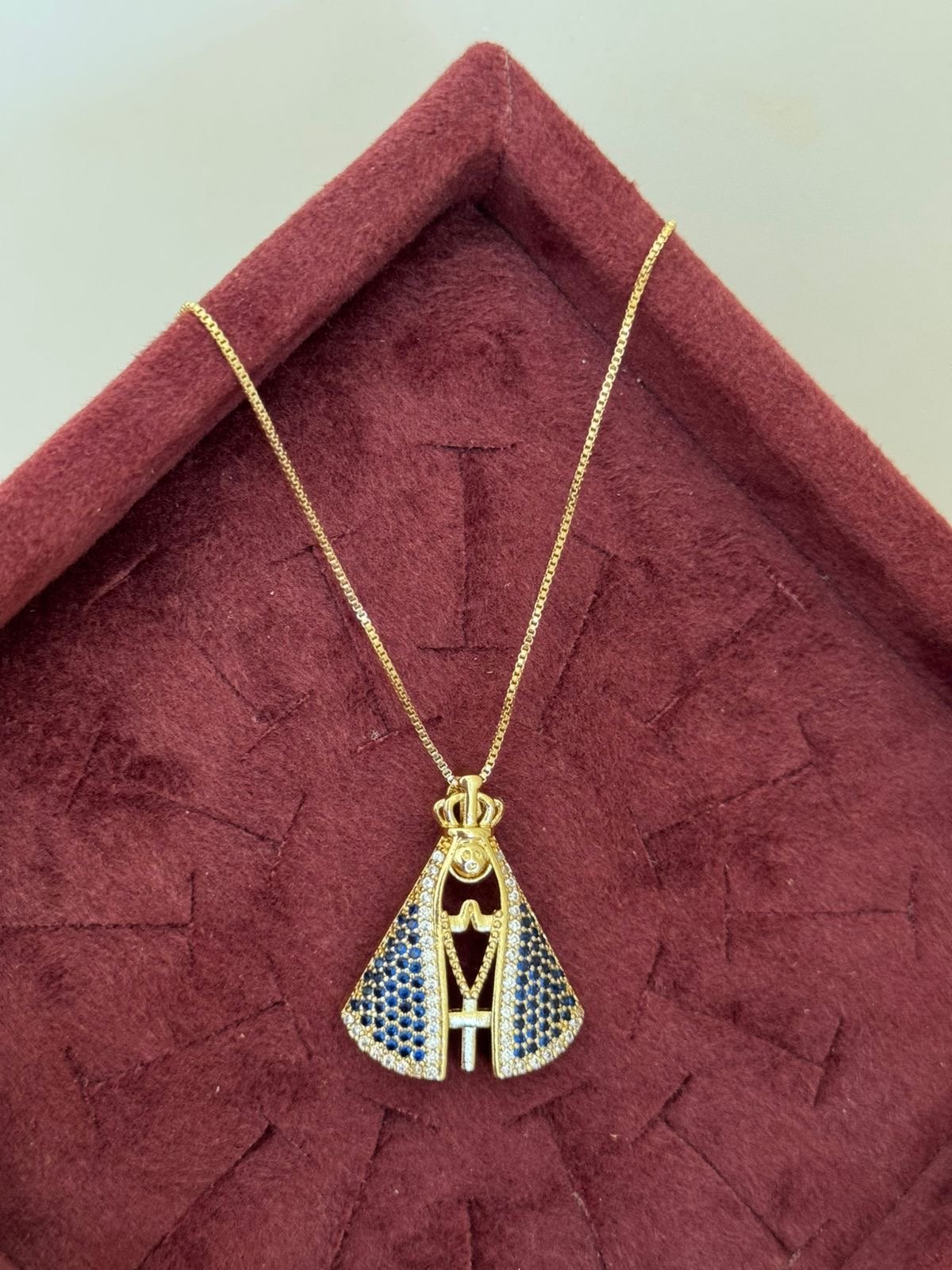 Colar Nossa Senhora Aparecida com Zircônia Cristal e Azul em Banho de Ouro