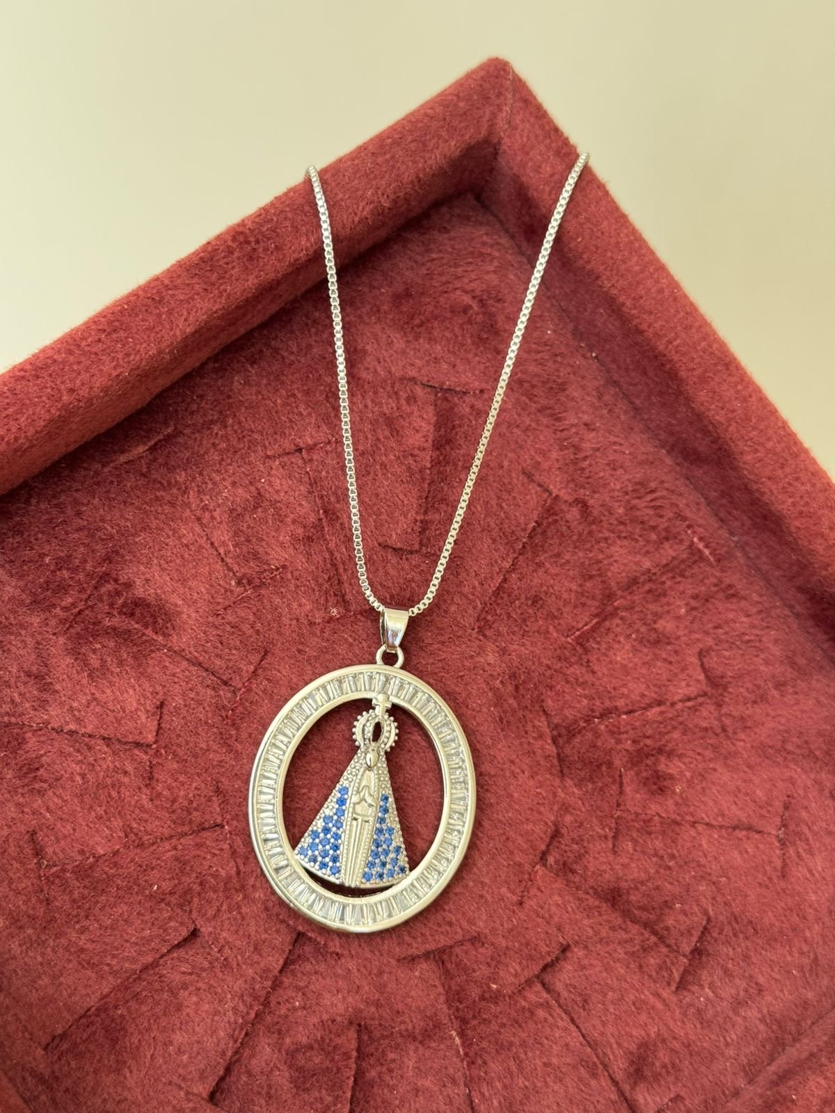 Colar Nossa Senhora Aparecida com Zircônia Cristal e Azul em Banho de Ródio Branco