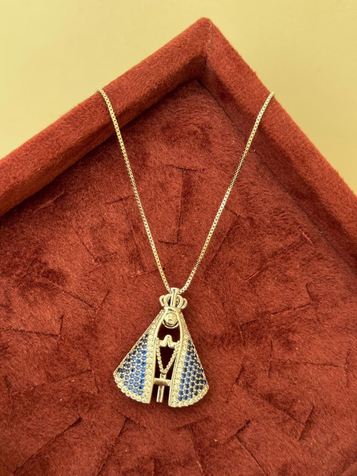 Colar Nossa Senhora Aparecida com Zircônia Cristal e Azul em Banho de Ródio Branco