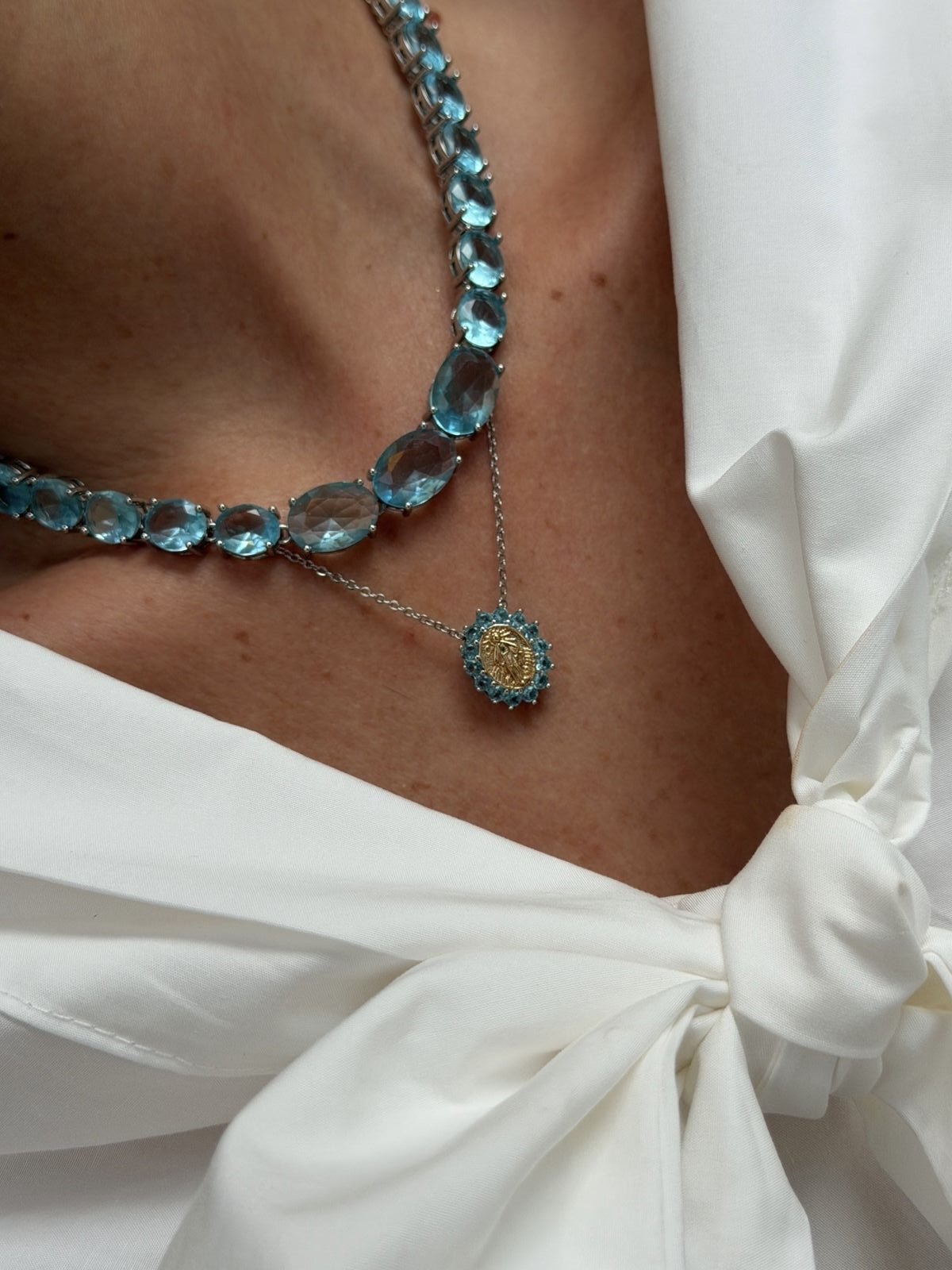 Colar Nossa Senhora Aparecida com Zircônia Cristal e Azul em Duo Banho Ouro + Ródio Branco