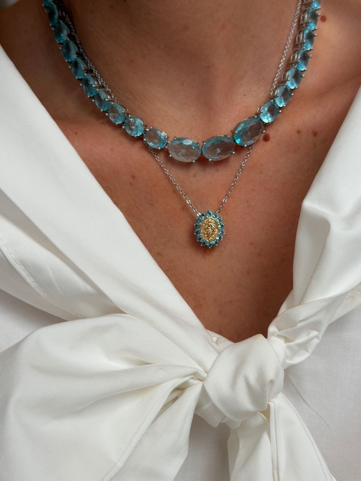 Colar Nossa Senhora Aparecida com Zircônia Cristal e Azul em Duo Banho Ouro + Ródio Branco