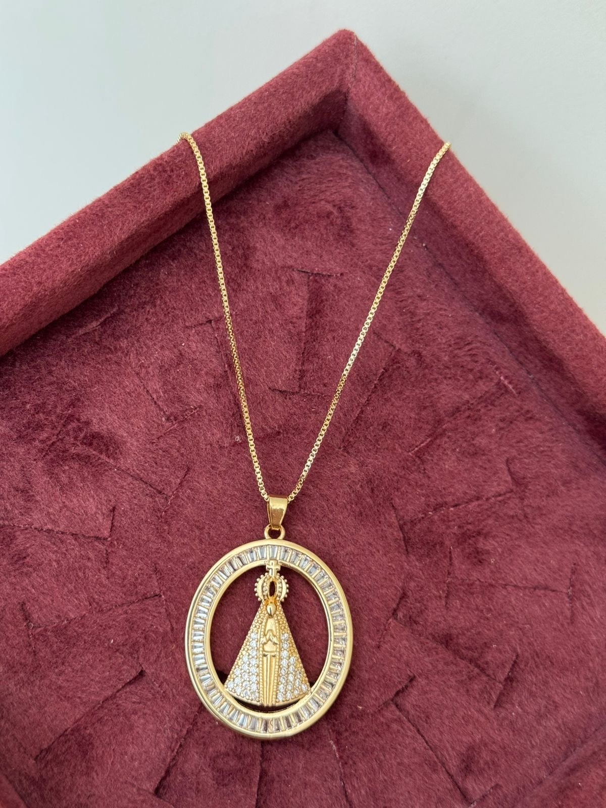 Colar Nossa Senhora Aparecida com Zircônia Cristal em Banho de Ouro