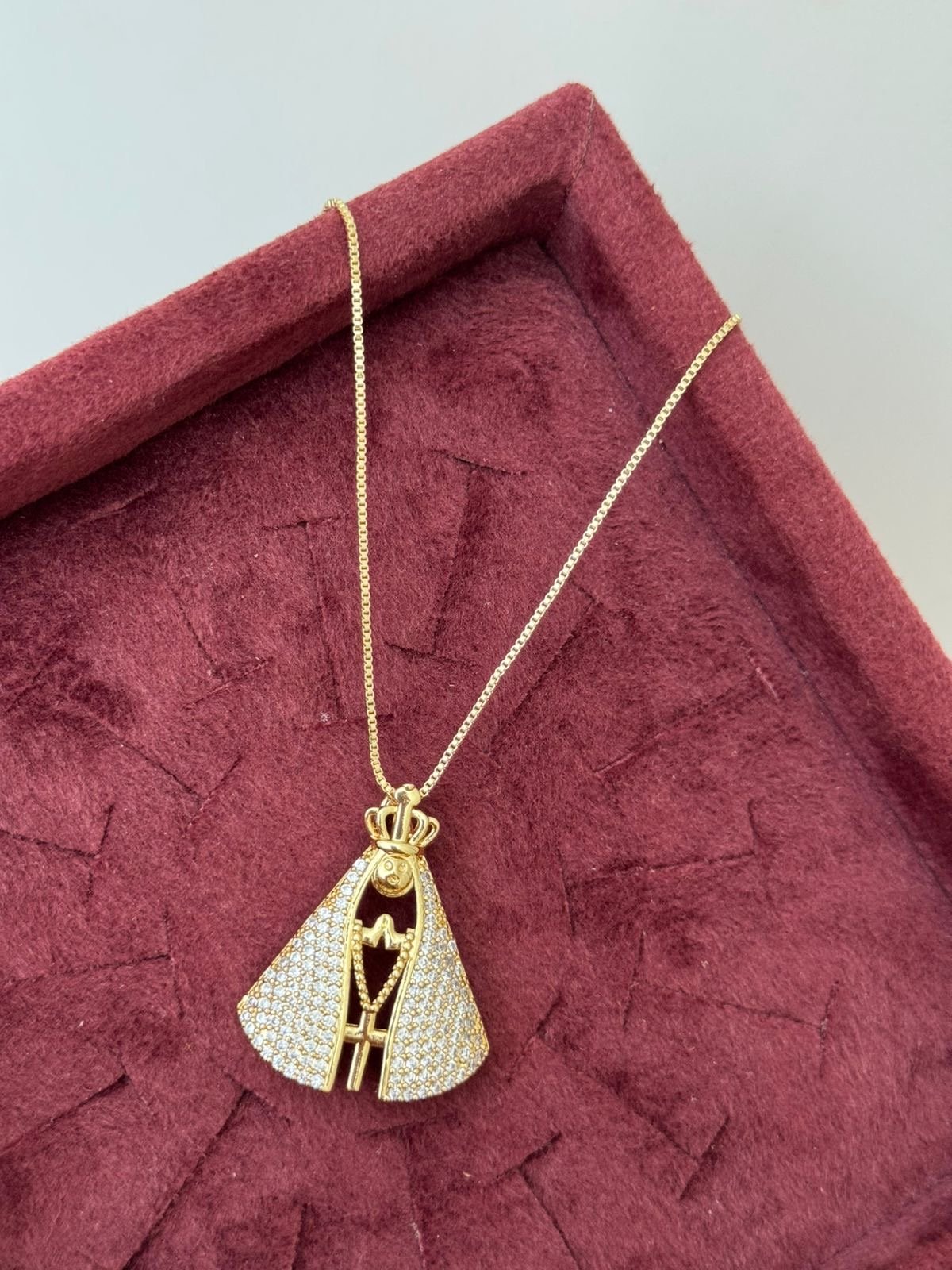 Colar Nossa Senhora Aparecida com Zircônia Cristal em Banho de Ouro