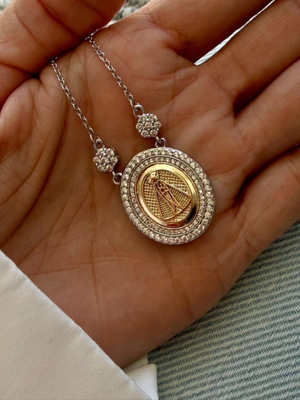 Colar Nossa Senhora Aparecida com Zircônia Cristal em Duo Banho Ouro + Ródio Branco