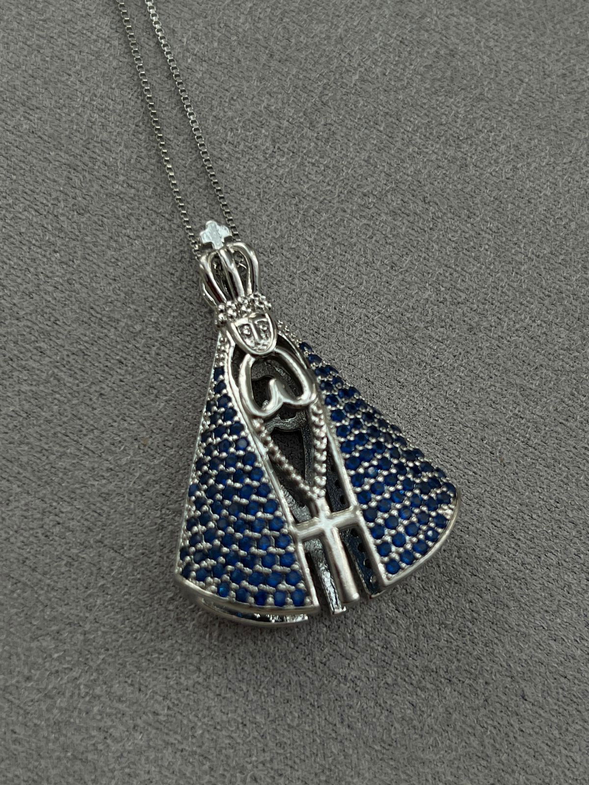 Colar Nossa Senhora Aparecida Frente Azul Verso Cristal em Banho de Ródio Branco