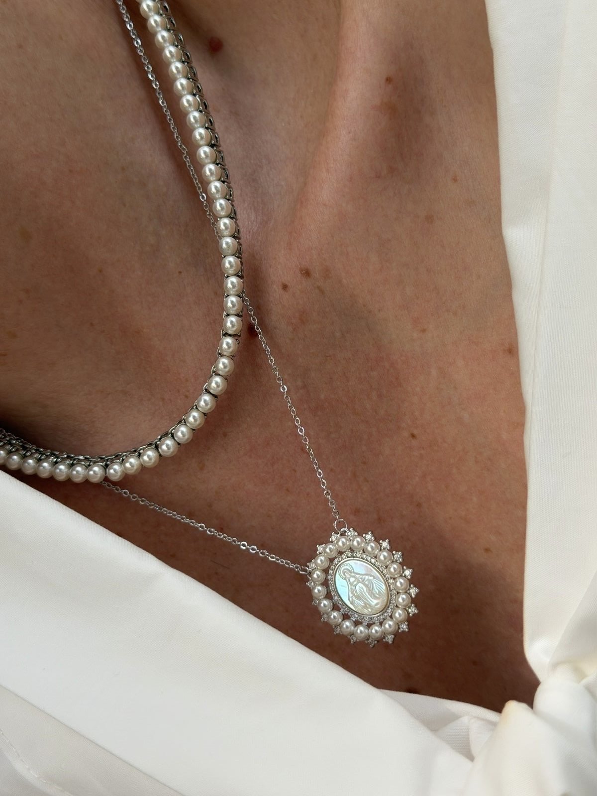 Colar Nossa Senhora das Graças com Pérola e Zircônia Cristal em Banho de Ródio Branco