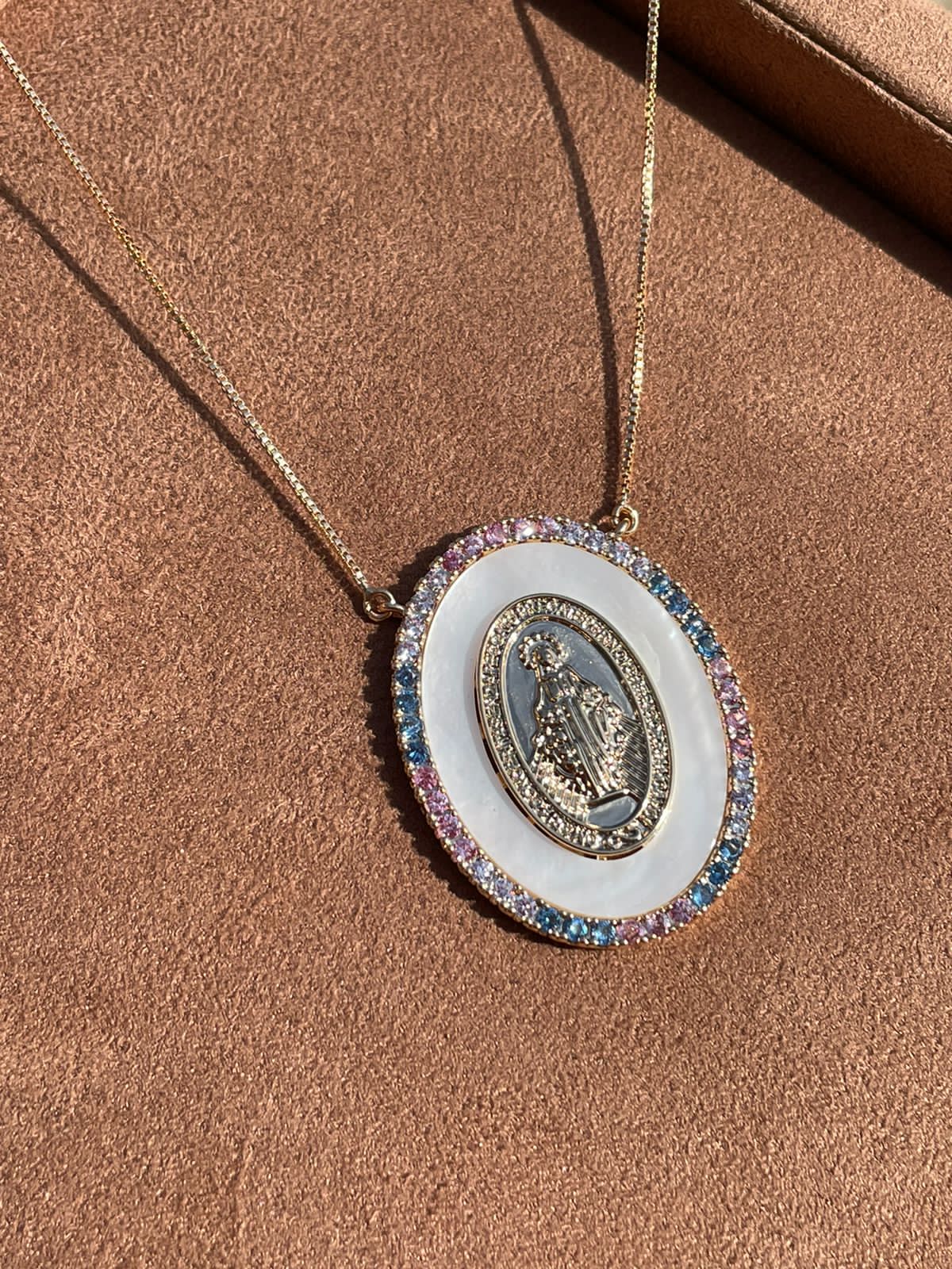 Colar Nossa Senhora das Graças com Zircônia Colorida em Banho de Ouro