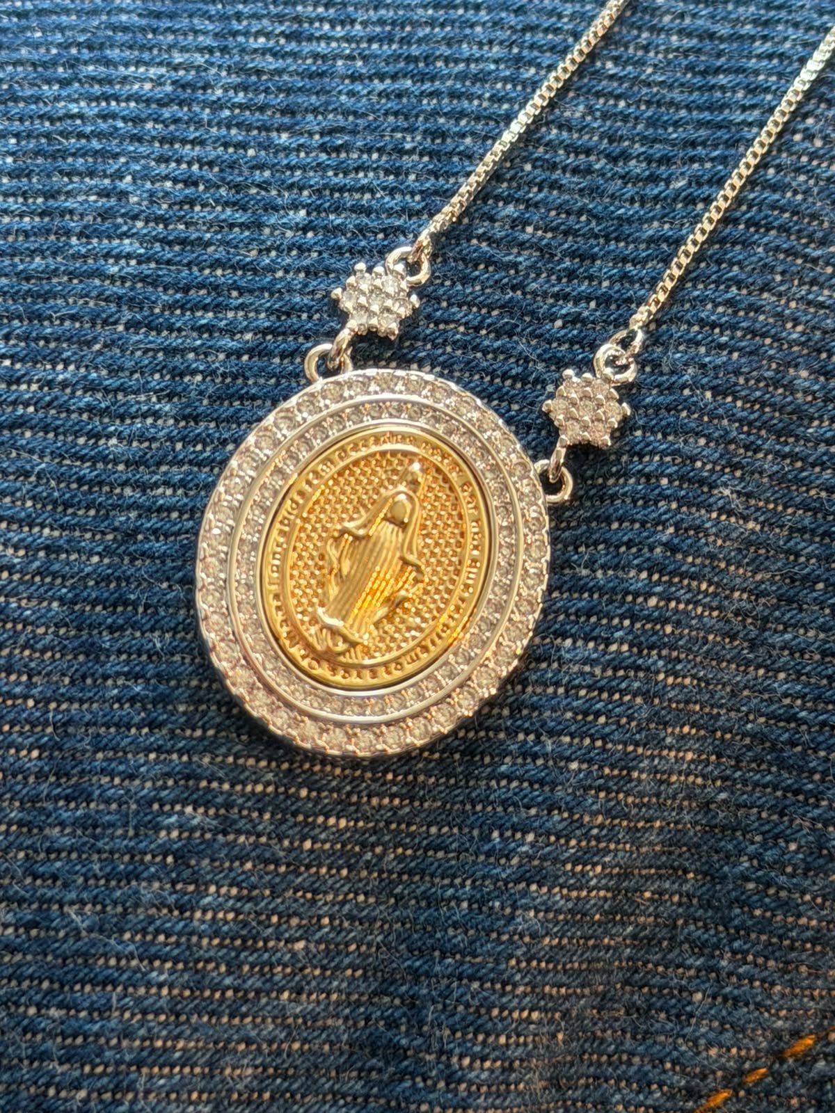 Colar Nossa Senhora das Graças com Zircônia Cristal em Banho Duo