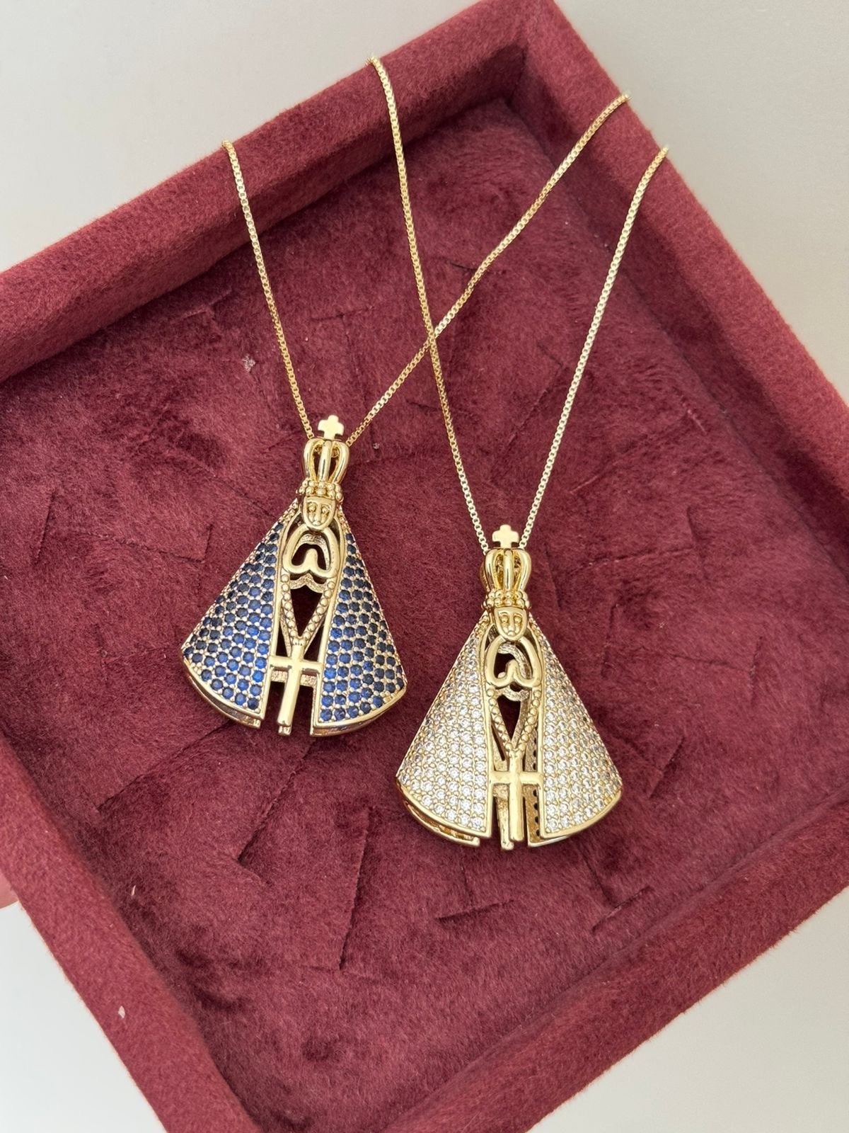 Colar Nossa Senhora Grande com Zircônia Cristal e Azul (verso e frente) em Banho de Ouro