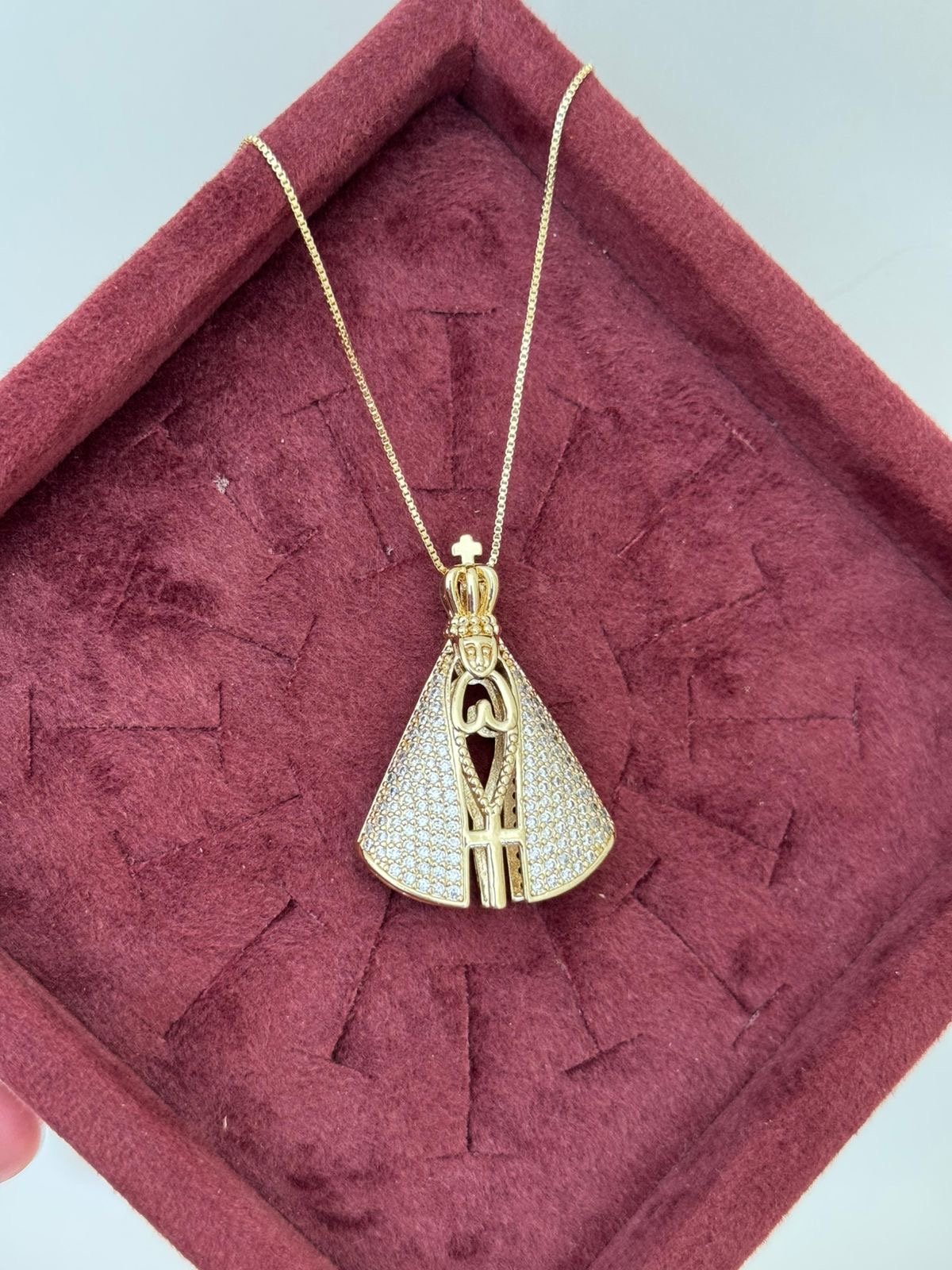 Colar Nossa Senhora Grande com Zircônia Cristal e Azul (verso e frente) em Banho de Ouro