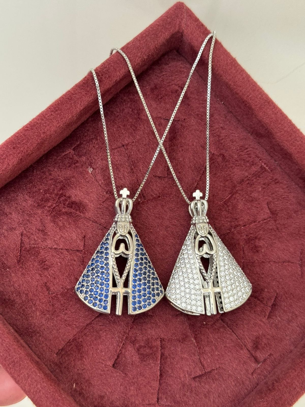 Colar Nossa Senhora Grande com Zircônia Cristal e Azul (verso e frente) em Banho de Ródio Branco