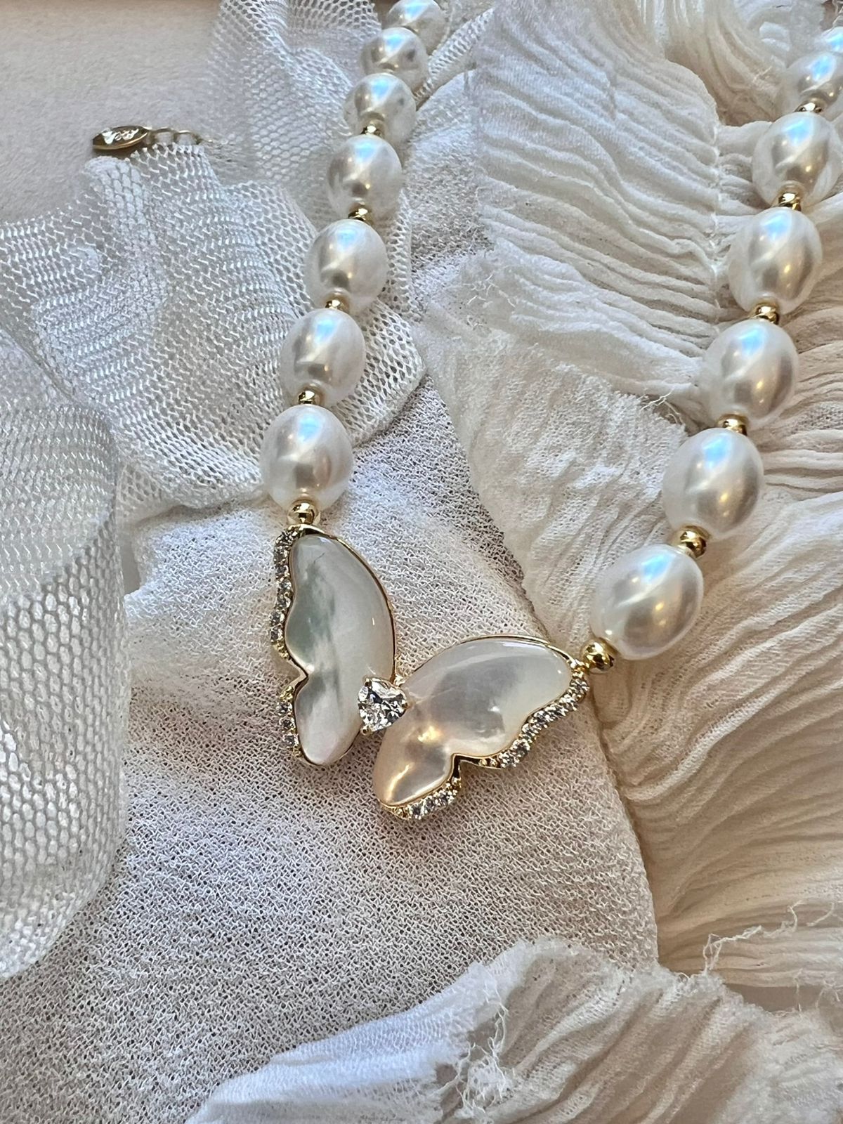 Colar Pérola com Borboleta Madrepérola em Banho de Ouro