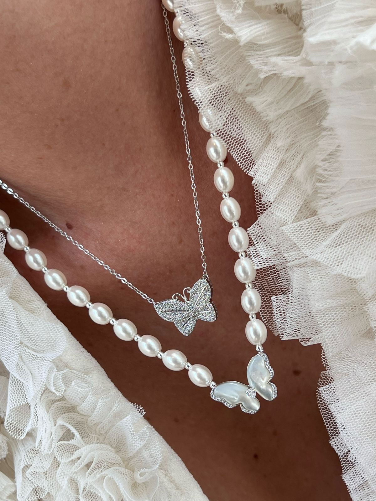 Colar Pérola com Borboleta Madrepérola em Banho de Ródio Branco
