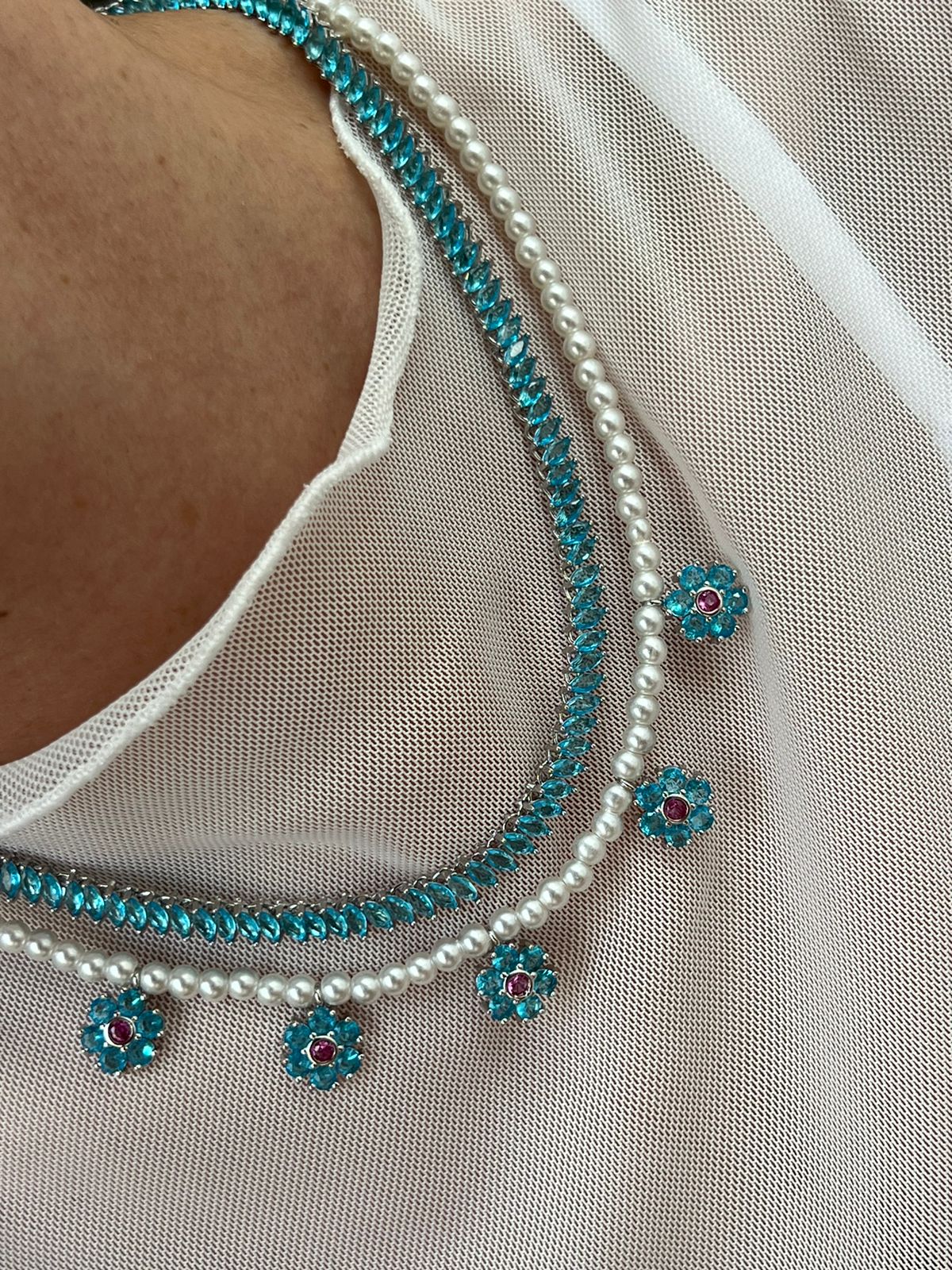 Conjunto Pérola com Flor Zircônia Azul e Pink em Banho de Ródio Branco