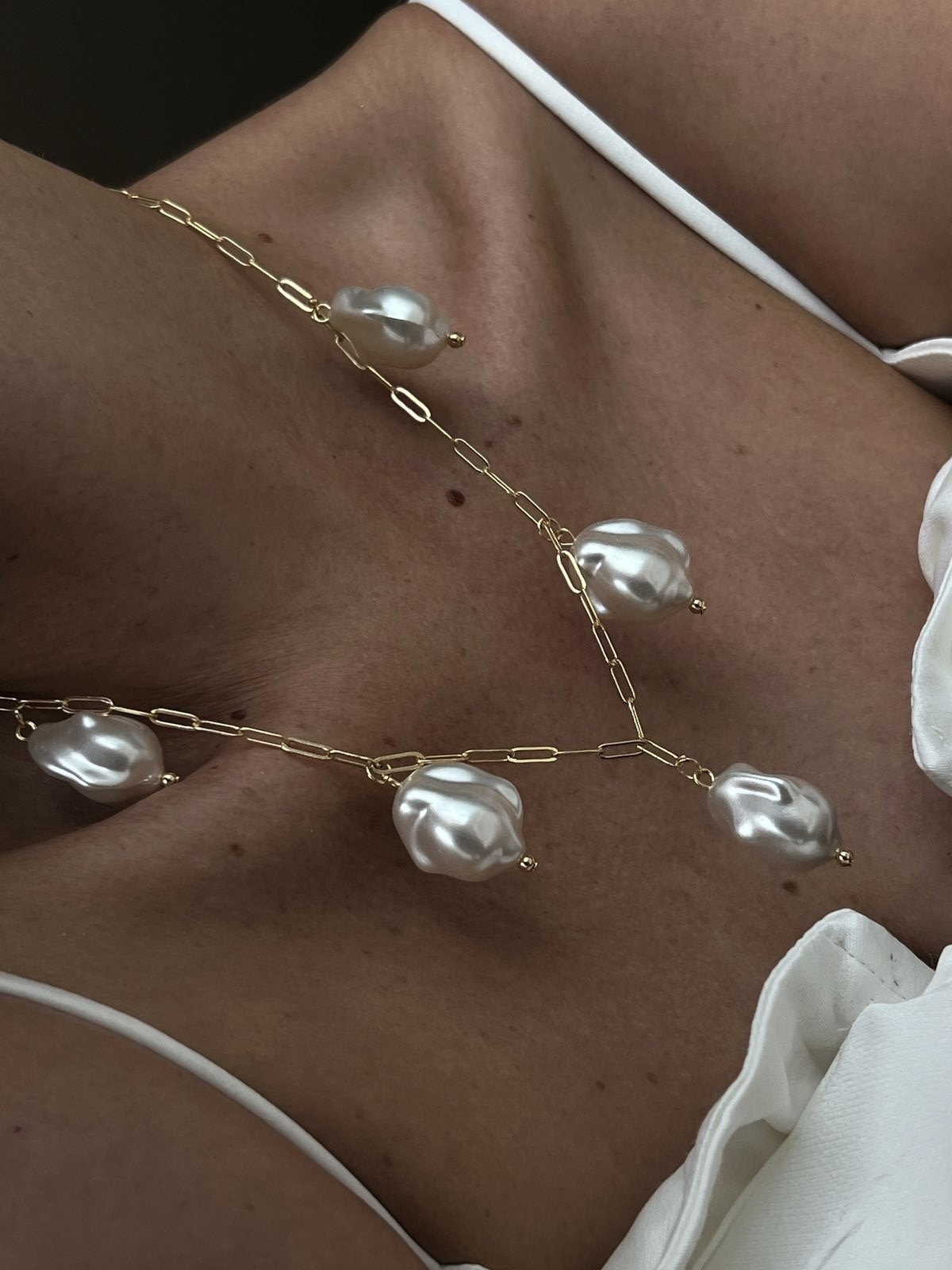 Colar Pérolas Barroca Banho de Ouro