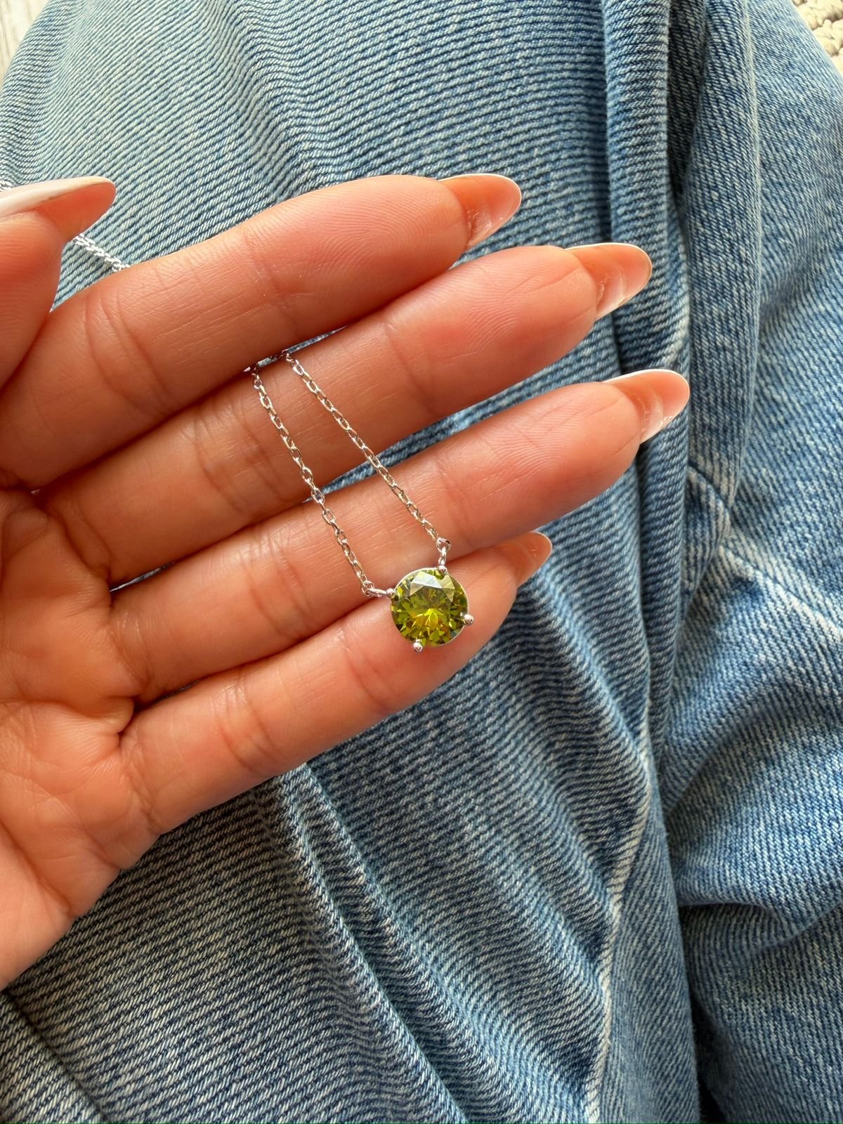 Colar Ponto de Luz Peridoto 8mm em Banho de Ródio Branco