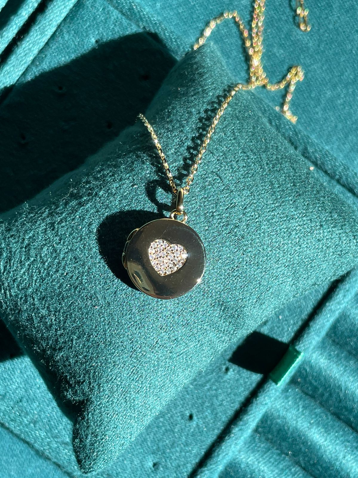 Colar Relicário com Coração Micro Zircônia em Banho de Ouro