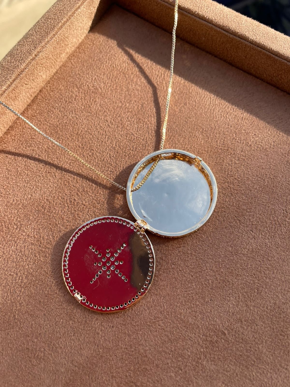 Colar Relicário Estrela em Banho de Ouro