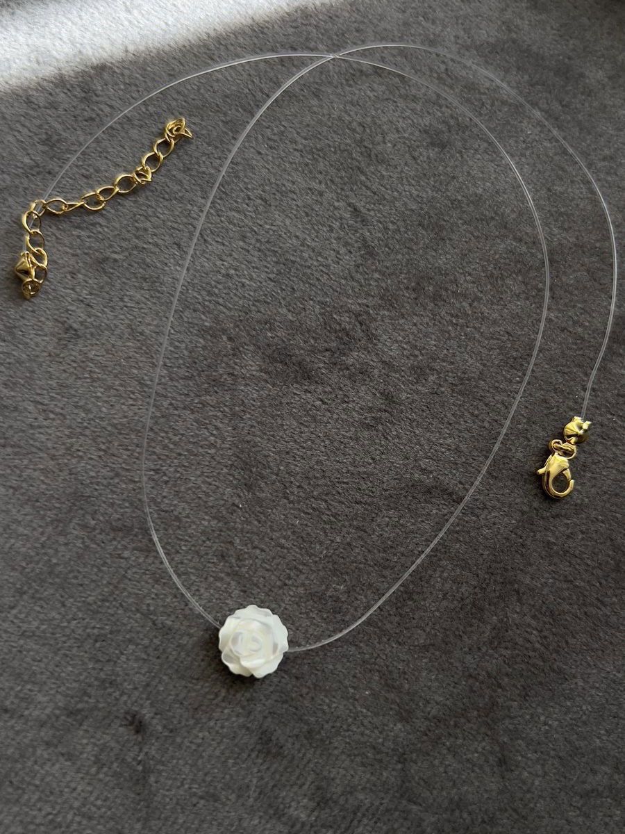 Colar Rosinha Madrepérola (P) Fio de Nylon em Banho de Ouro