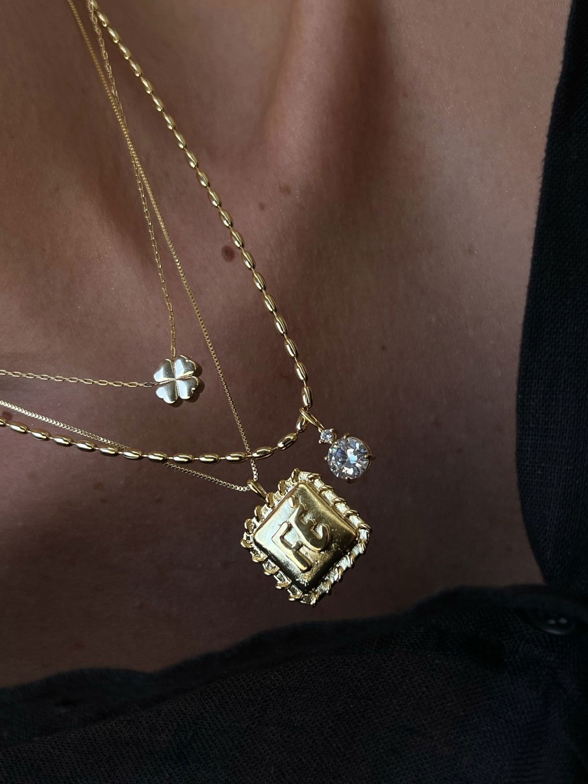 Colar Trevo Liso em Banho de Ouro