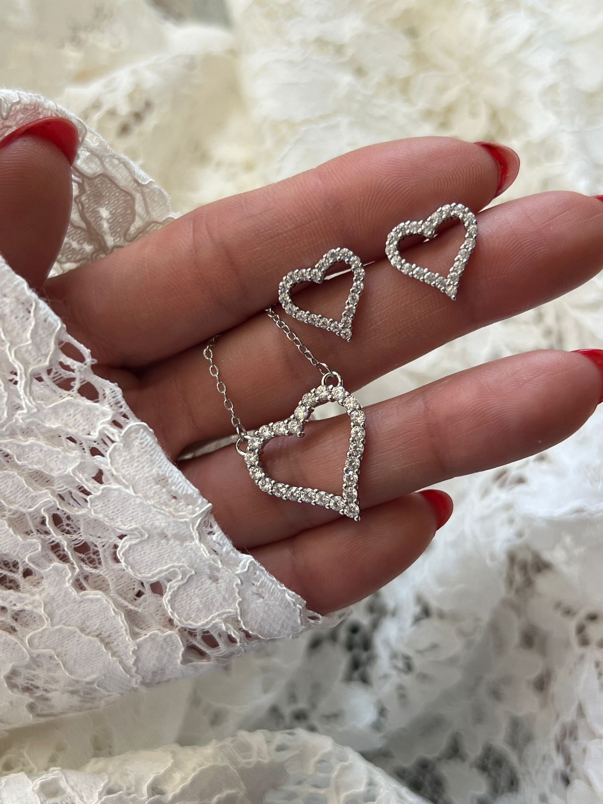 Conjunto Coração com Zircônia Cristal em Banho de Ródio Branco