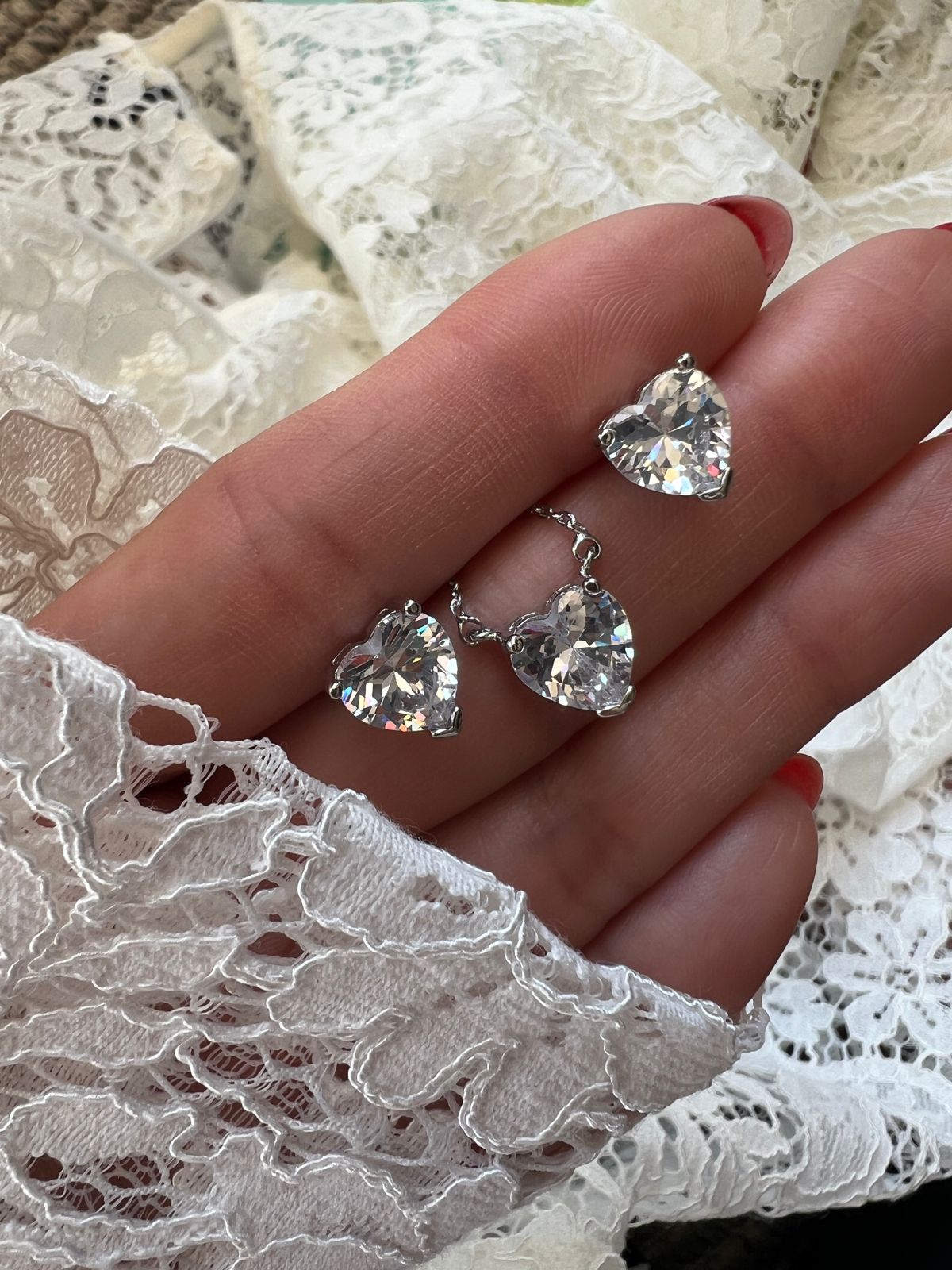 Conjunto Coração com Zircônia Cristal em Banho de Ródio Branco